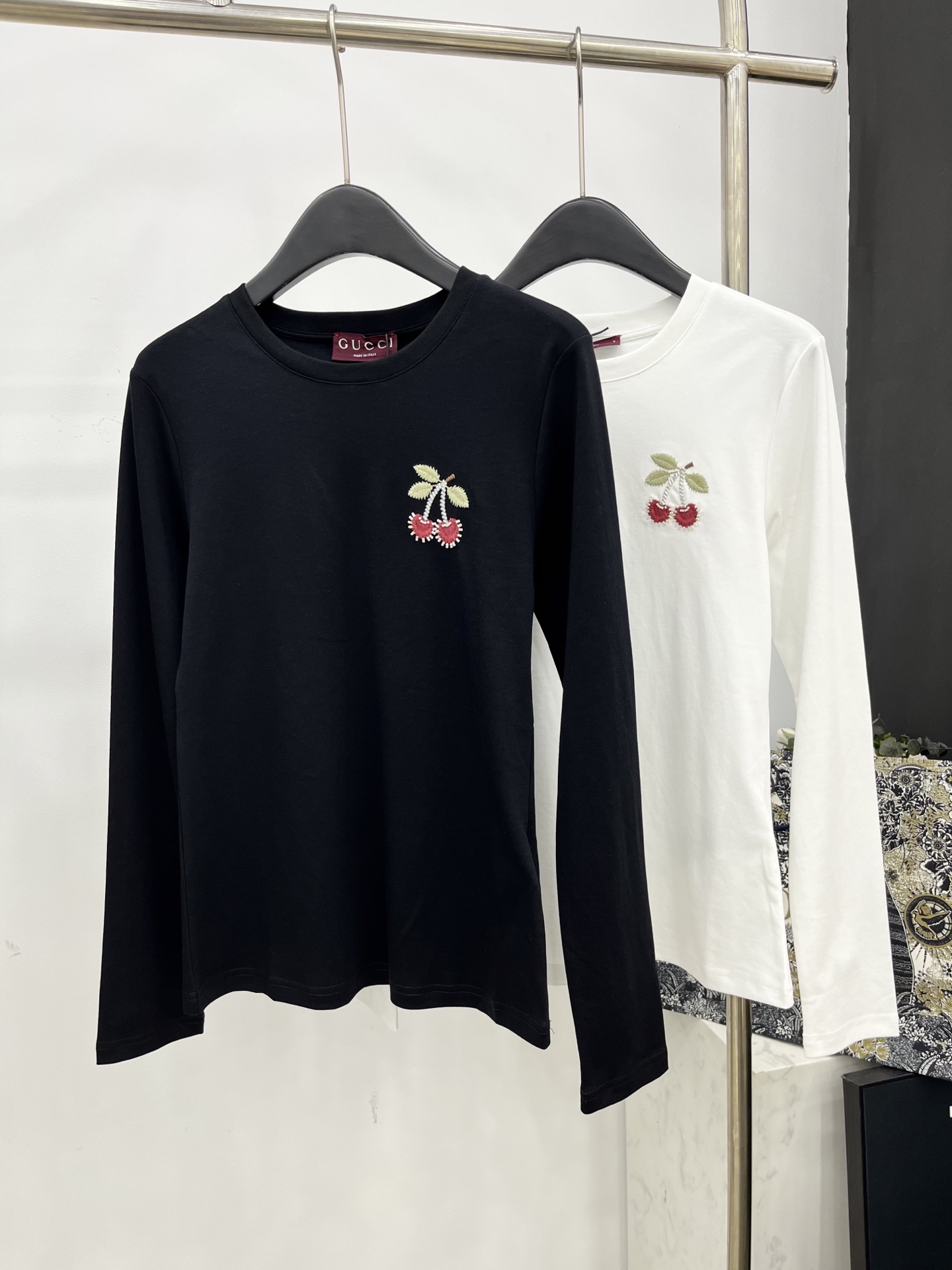 🛒𝐍𝐄𝐖 · 𝟐𝟎𝟐5/爆款现货原单品质 Gucc*｜25早秋新款重工樱桃🍒订珠圆领长袖T恤立体装饰工艺