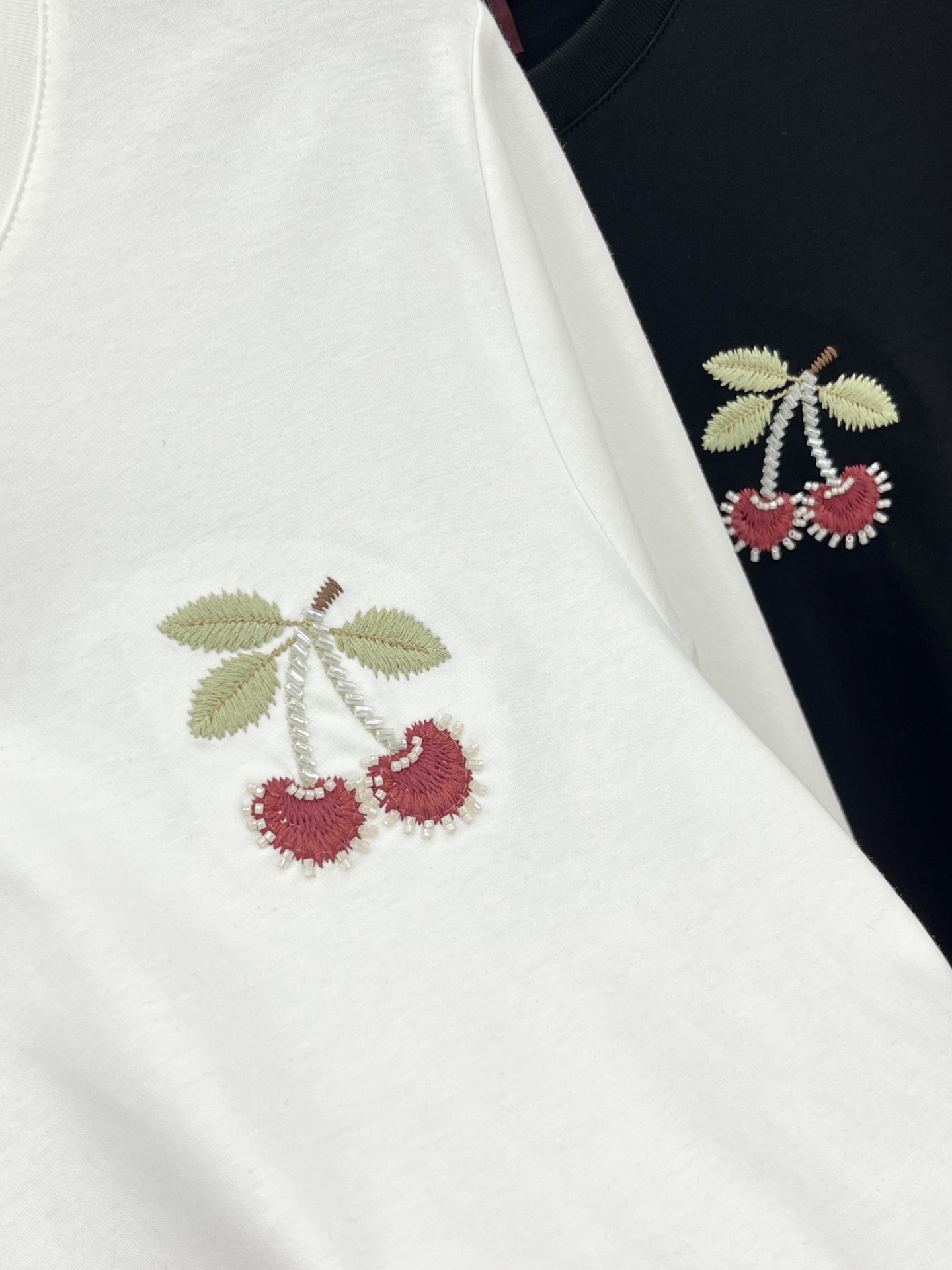 🛒𝐍𝐄𝐖 · 𝟐𝟎𝟐5/爆款现货原单品质 Gucc*｜25早秋新款重工樱桃🍒订珠圆领长袖T恤立体装饰工艺