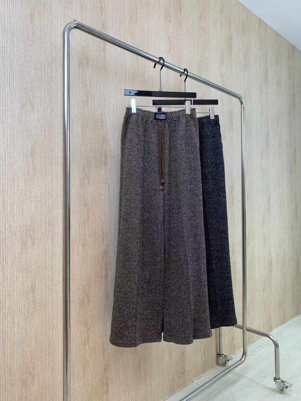 🛒𝐍𝐄𝐖 · 𝟐𝟎𝟐5/爆款现货原单品质 MM6*｜25早秋新款撞色印花休闲裤重工抽绳松紧腰设计 订制面