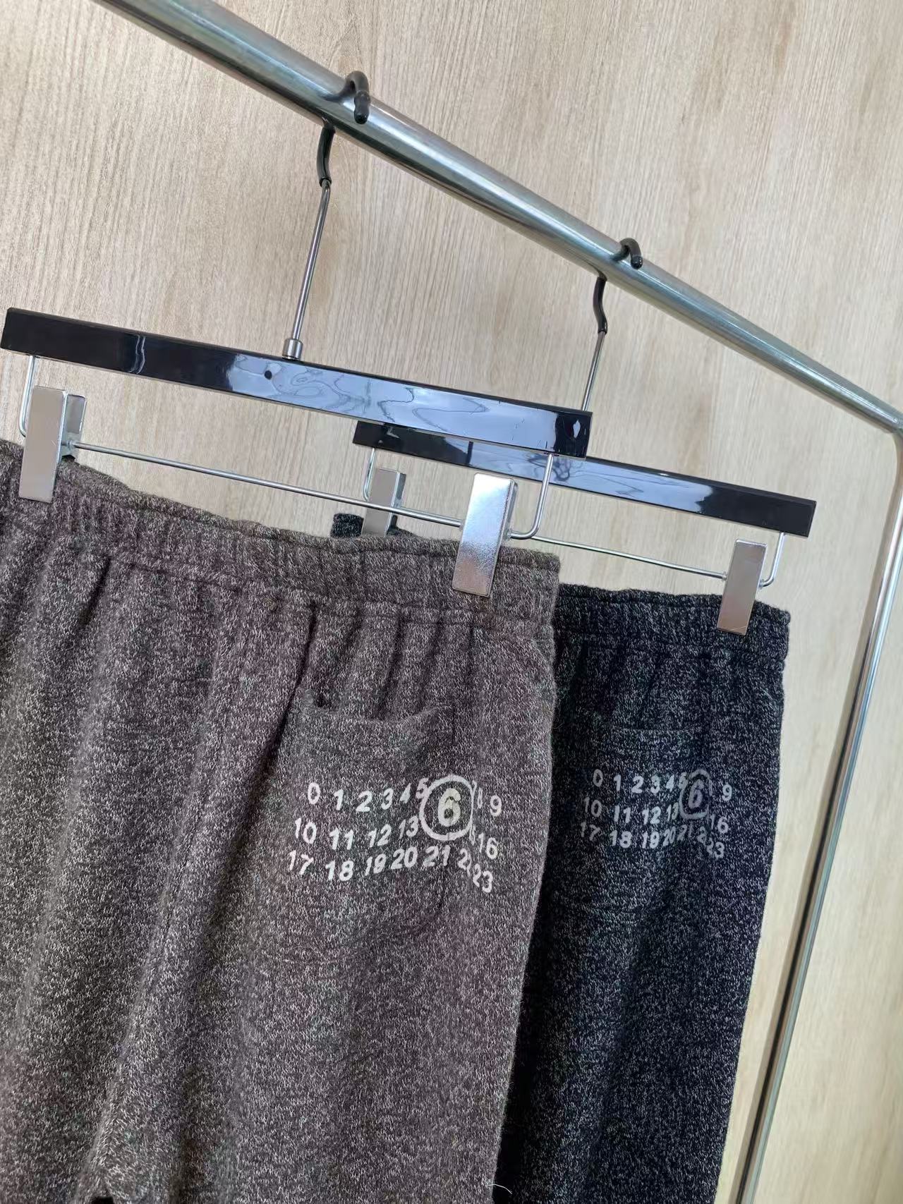 🛒𝐍𝐄𝐖 · 𝟐𝟎𝟐5/爆款现货原单品质 MM6*｜25早秋新款撞色印花休闲裤重工抽绳松紧腰设计 订制面