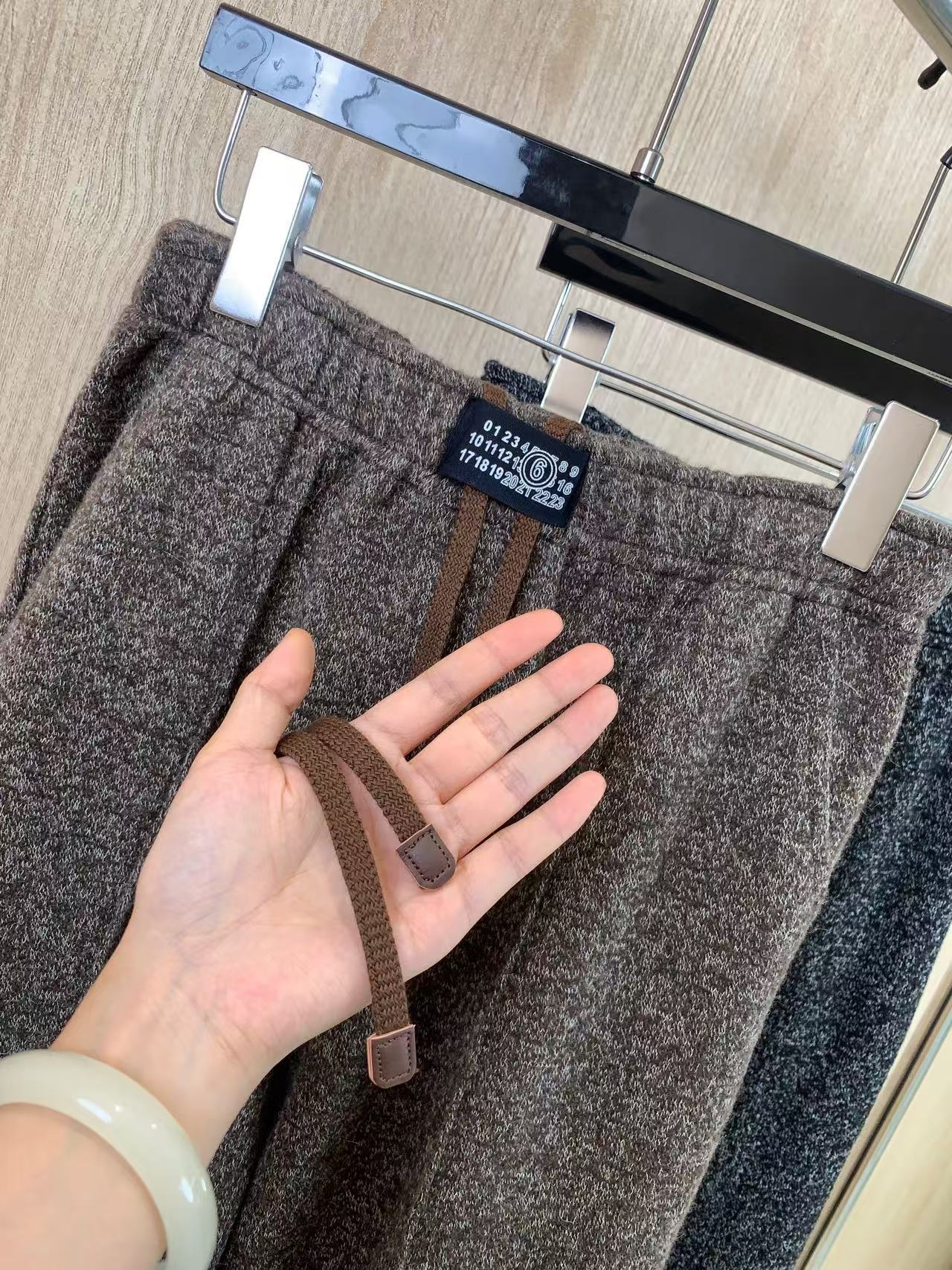 🛒𝐍𝐄𝐖 · 𝟐𝟎𝟐5/爆款现货原单品质 MM6*｜25早秋新款撞色印花休闲裤重工抽绳松紧腰设计 订制面