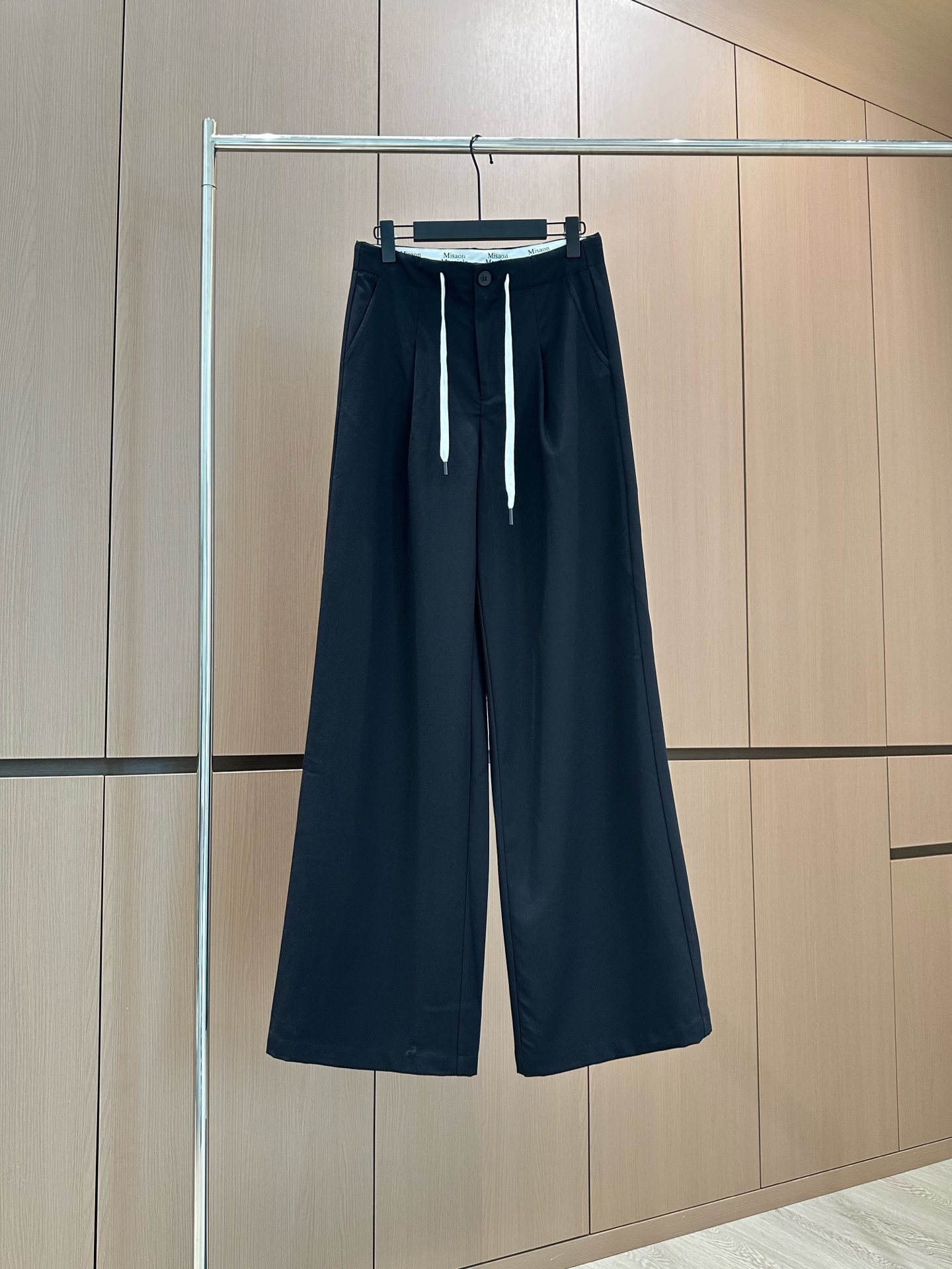 🛒𝐍𝐄𝐖 · 𝟐𝟎𝟐5/爆款现货原创 设计师｜纯色休闲裤定制面料，日常穿搭 高级的调调又A又飒！立体剪裁