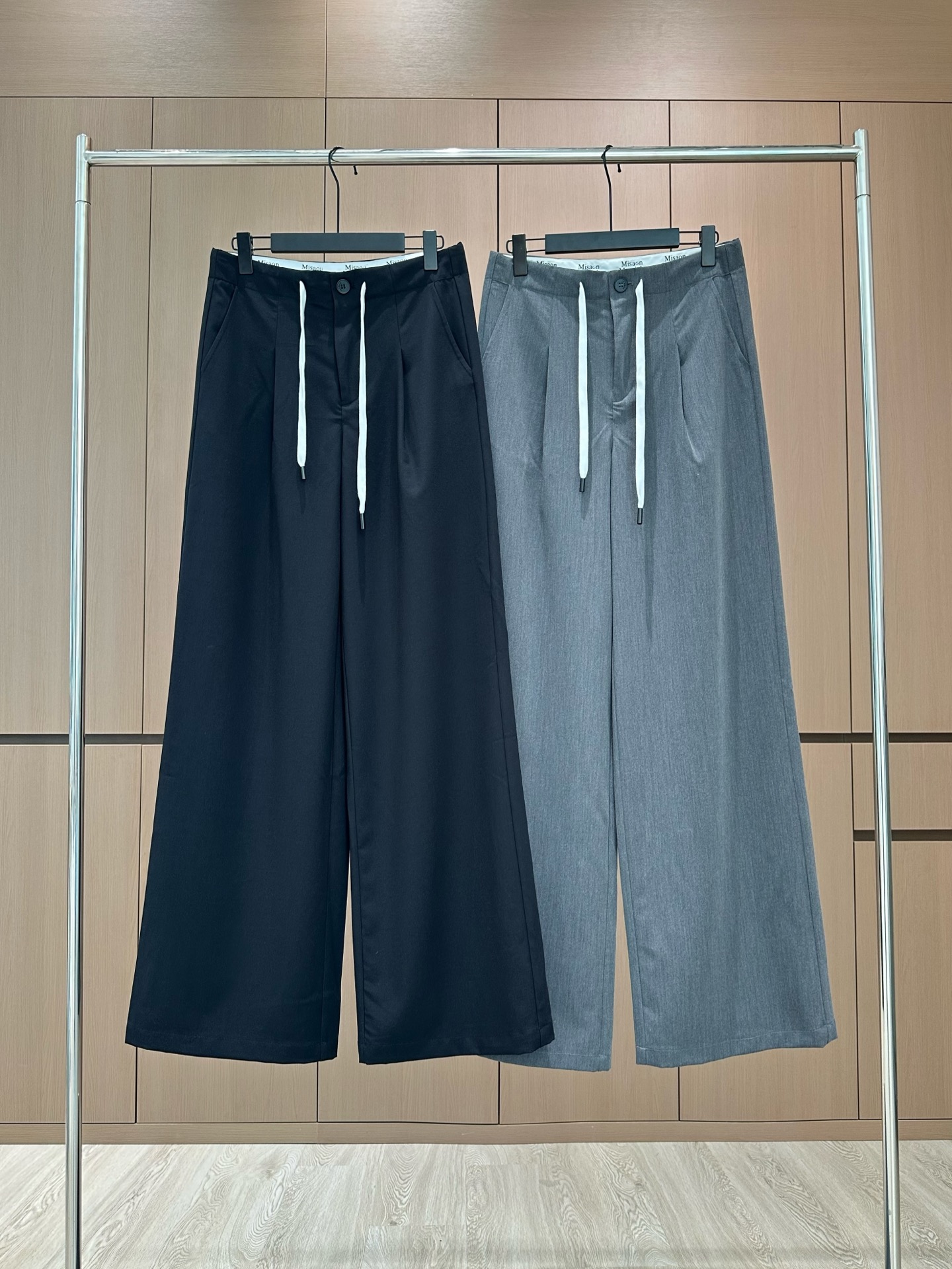 🛒𝐍𝐄𝐖 · 𝟐𝟎𝟐5/爆款现货原创 设计师｜纯色休闲裤定制面料，日常穿搭 高级的调调又A又飒！立体剪裁