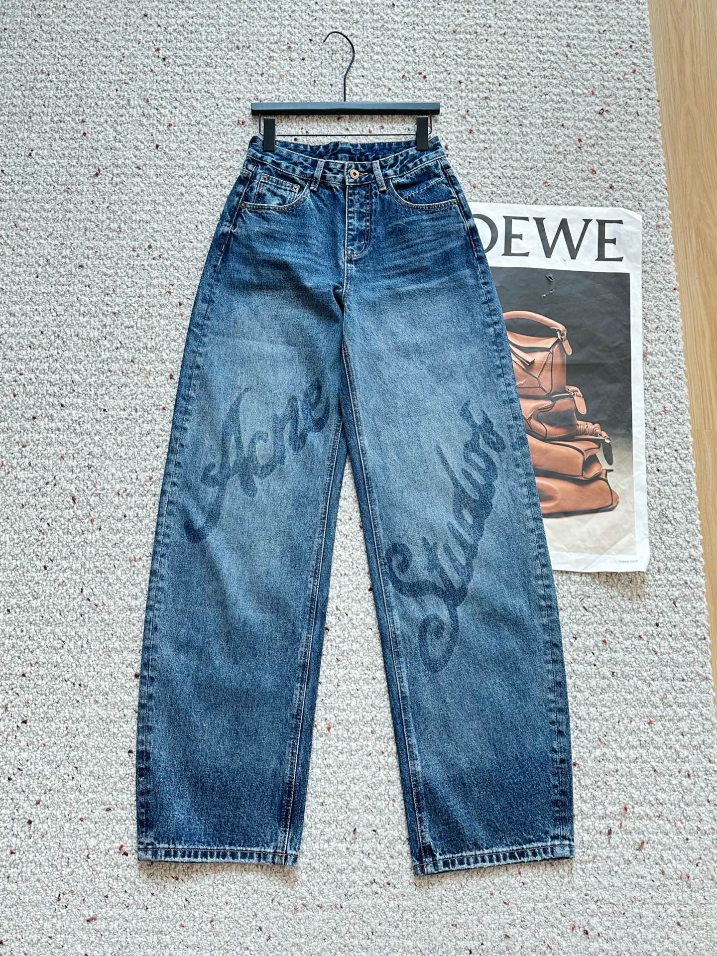 🛒𝐍𝐄𝐖 · 𝟐𝟎𝟐5/爆款现货设计师 原创｜女神同款镰刀牛仔裤 这款牛仔裤选用优质面料，工艺渐变色洗水