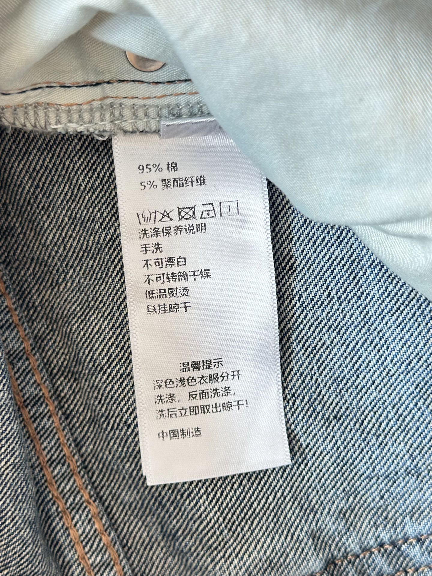 🛒𝐍𝐄𝐖 · 𝟐𝟎𝟐5/爆款现货设计师 原创｜女神同款镰刀牛仔裤 这款牛仔裤选用优质面料，工艺渐变色洗水