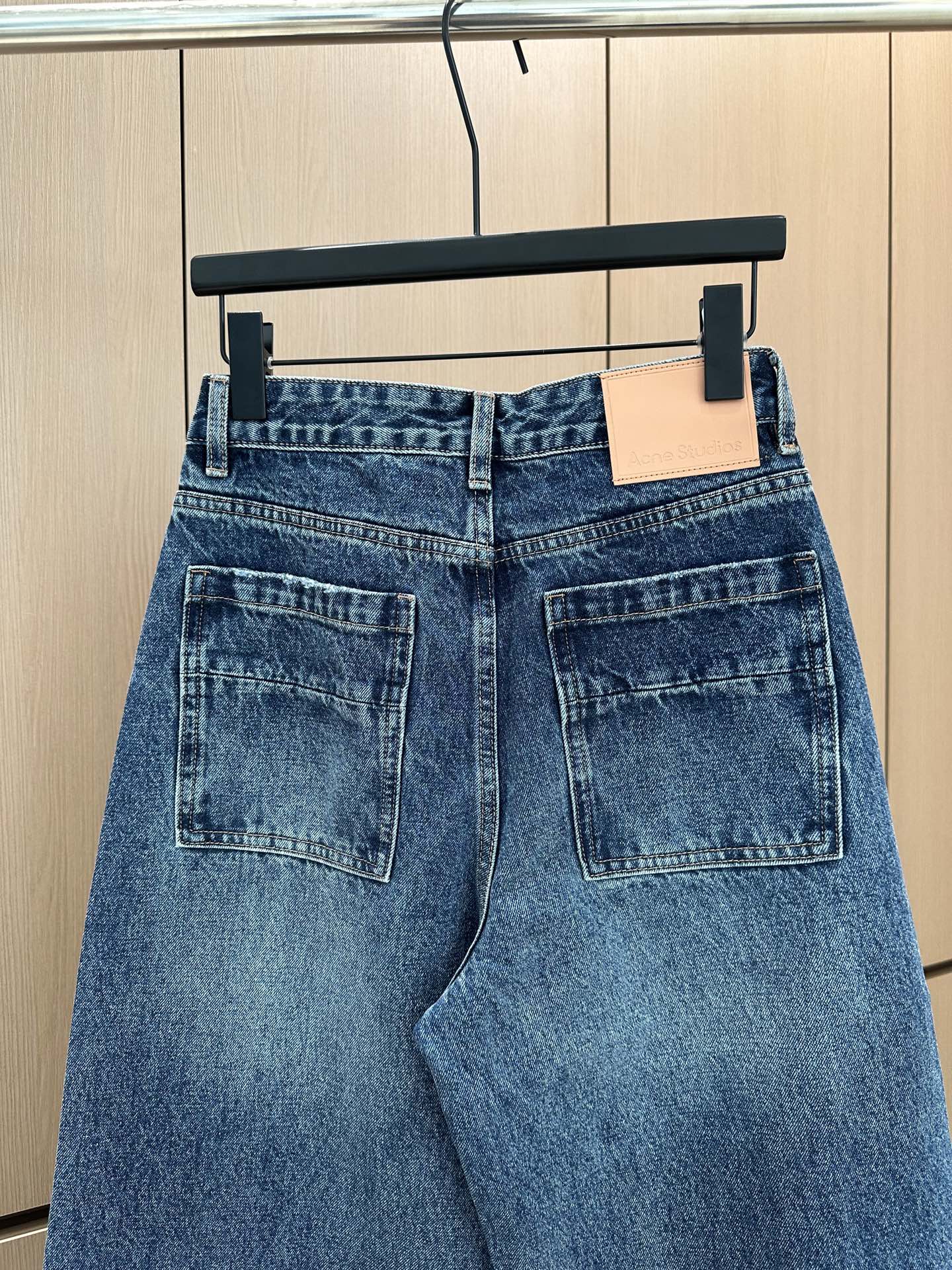 🛒𝐍𝐄𝐖 · 𝟐𝟎𝟐5/爆款现货设计师 原创｜女神同款镰刀牛仔裤 这款牛仔裤选用优质面料，工艺渐变色洗水