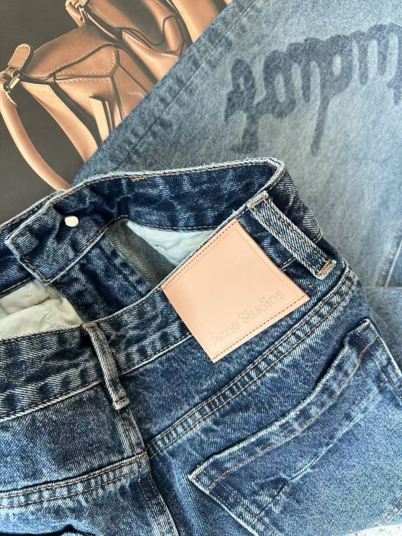 🛒𝐍𝐄𝐖 · 𝟐𝟎𝟐5/爆款现货设计师 原创｜女神同款镰刀牛仔裤 这款牛仔裤选用优质面料，工艺渐变色洗水