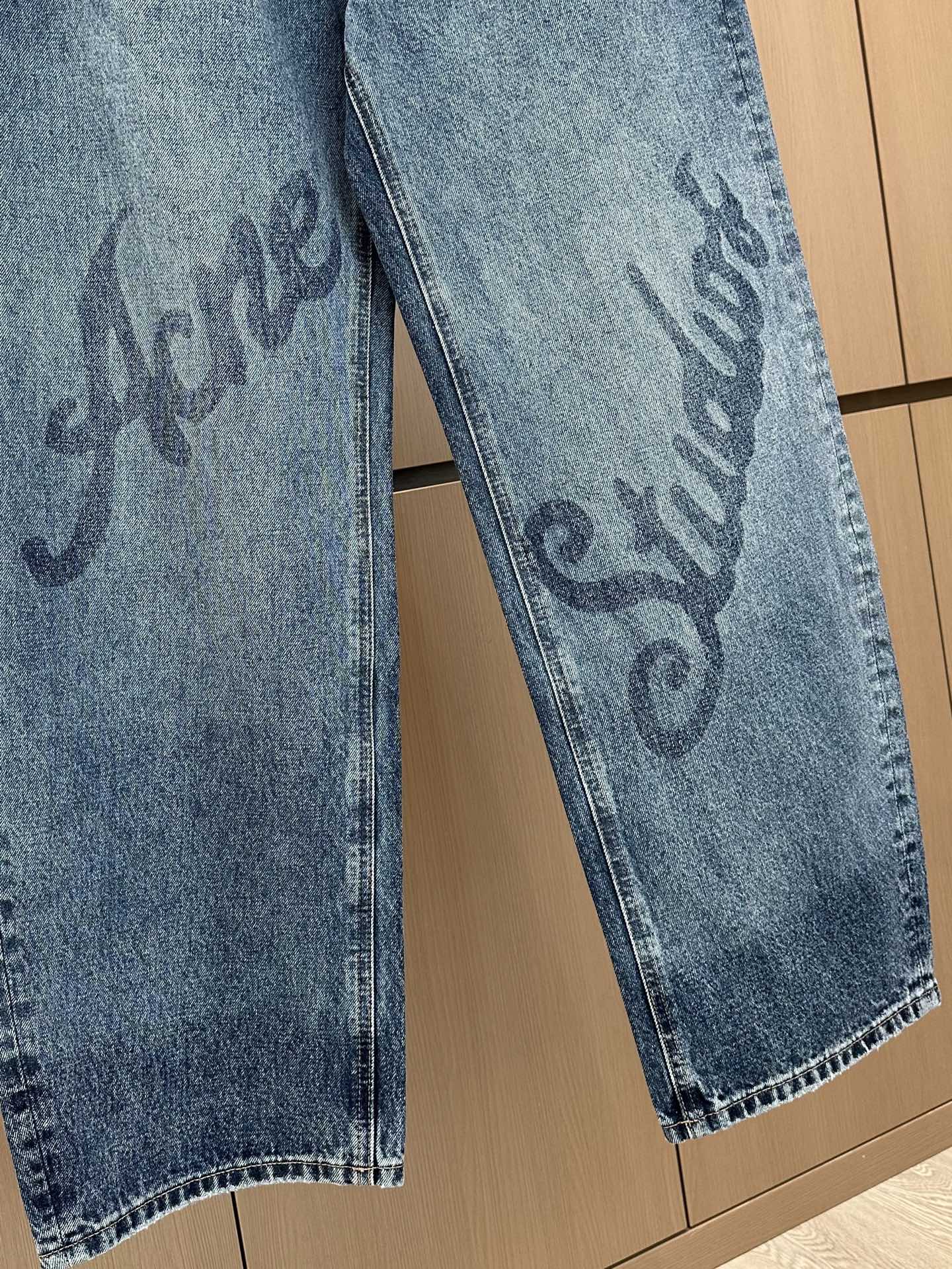 🛒𝐍𝐄𝐖 · 𝟐𝟎𝟐5/爆款现货设计师 原创｜女神同款镰刀牛仔裤 这款牛仔裤选用优质面料，工艺渐变色洗水