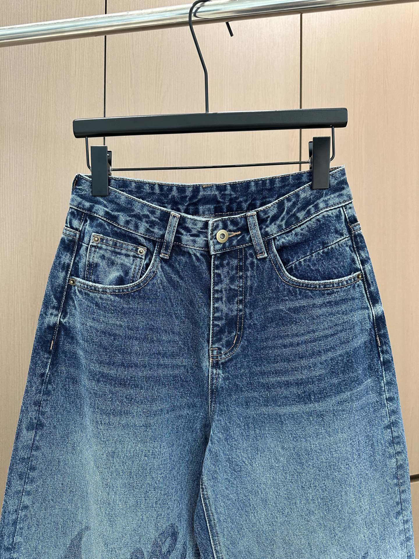 🛒𝐍𝐄𝐖 · 𝟐𝟎𝟐5/爆款现货设计师 原创｜女神同款镰刀牛仔裤 这款牛仔裤选用优质面料，工艺渐变色洗水