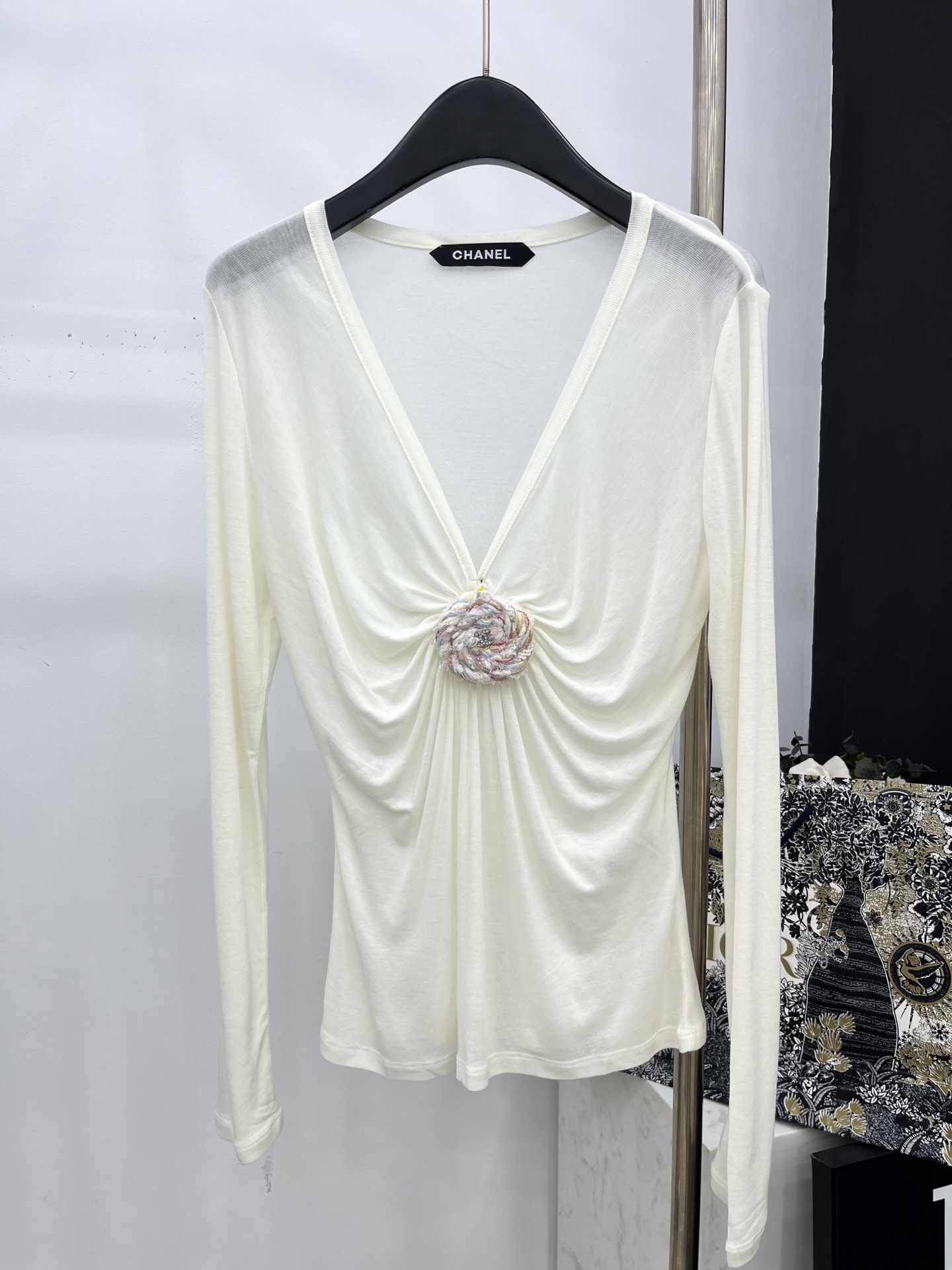 🛒𝐍𝐄𝐖 · 𝟐𝟎𝟐5/爆款现货原单品质 Chane*｜2025中古系列重工花朵扣装饰百搭打底衫韩国进口