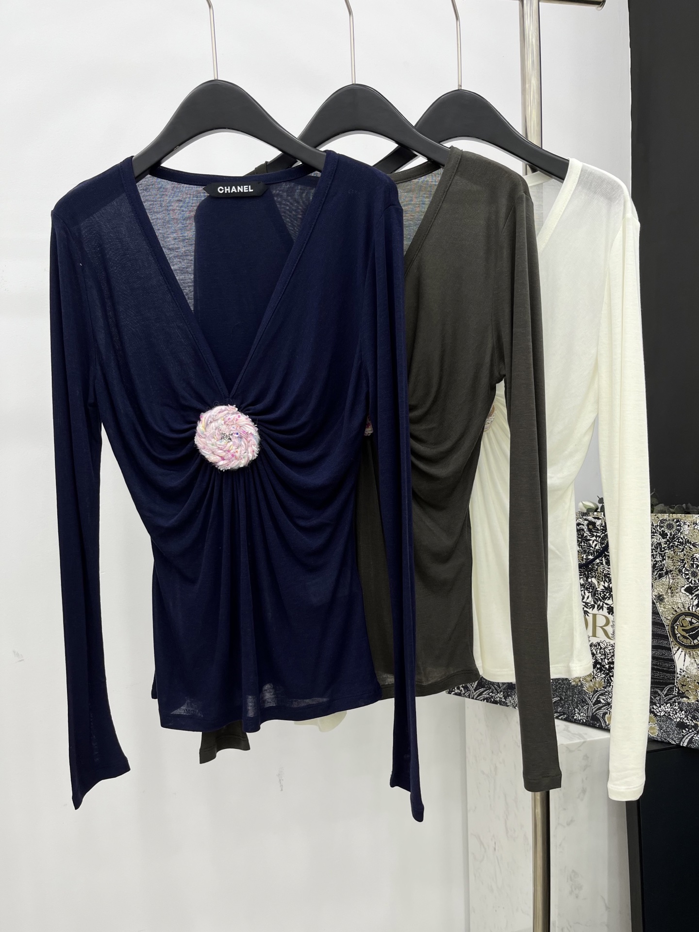 🛒𝐍𝐄𝐖 · 𝟐𝟎𝟐5/爆款现货原单品质 Chane*｜2025中古系列重工花朵扣装饰百搭打底衫韩国进口