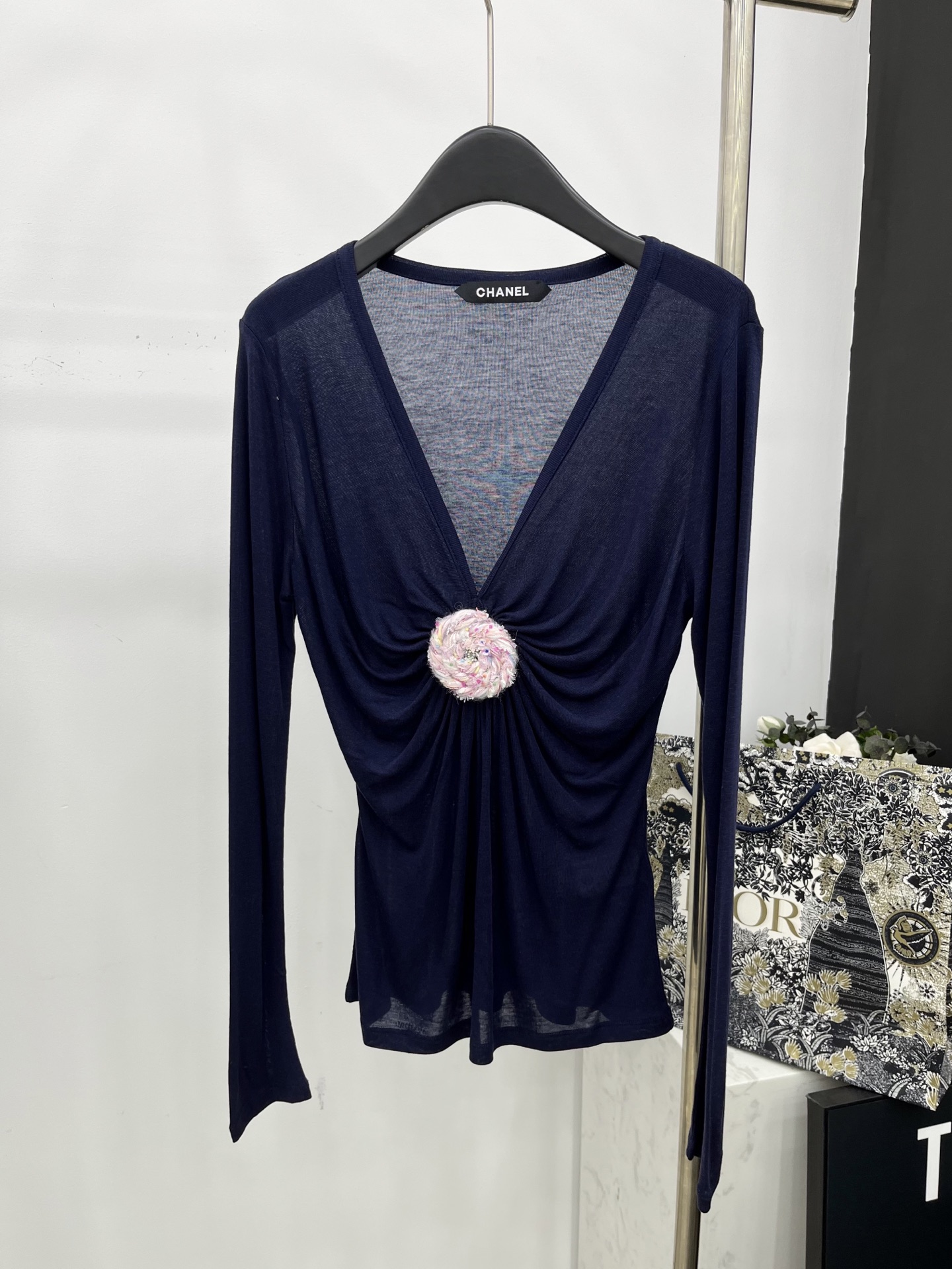 🛒𝐍𝐄𝐖 · 𝟐𝟎𝟐5/爆款现货原单品质 Chane*｜2025中古系列重工花朵扣装饰百搭打底衫韩国进口