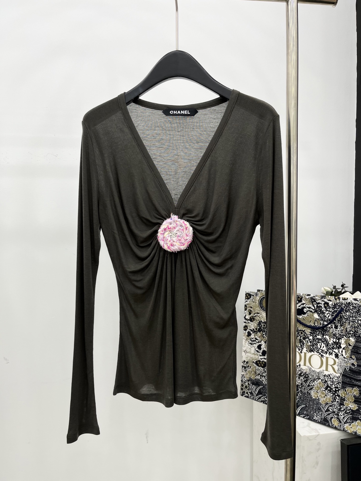 🛒𝐍𝐄𝐖 · 𝟐𝟎𝟐5/爆款现货原单品质 Chane*｜2025中古系列重工花朵扣装饰百搭打底衫韩国进口