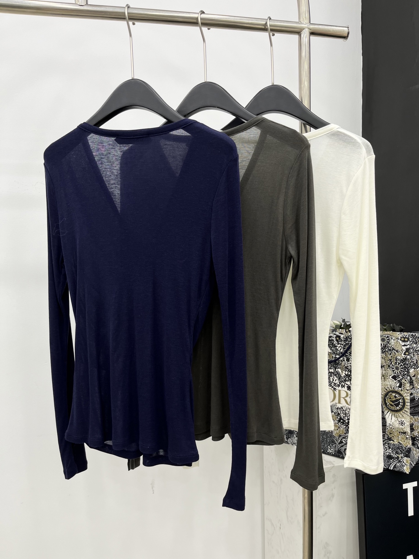 🛒𝐍𝐄𝐖 · 𝟐𝟎𝟐5/爆款现货原单品质 Chane*｜2025中古系列重工花朵扣装饰百搭打底衫韩国进口