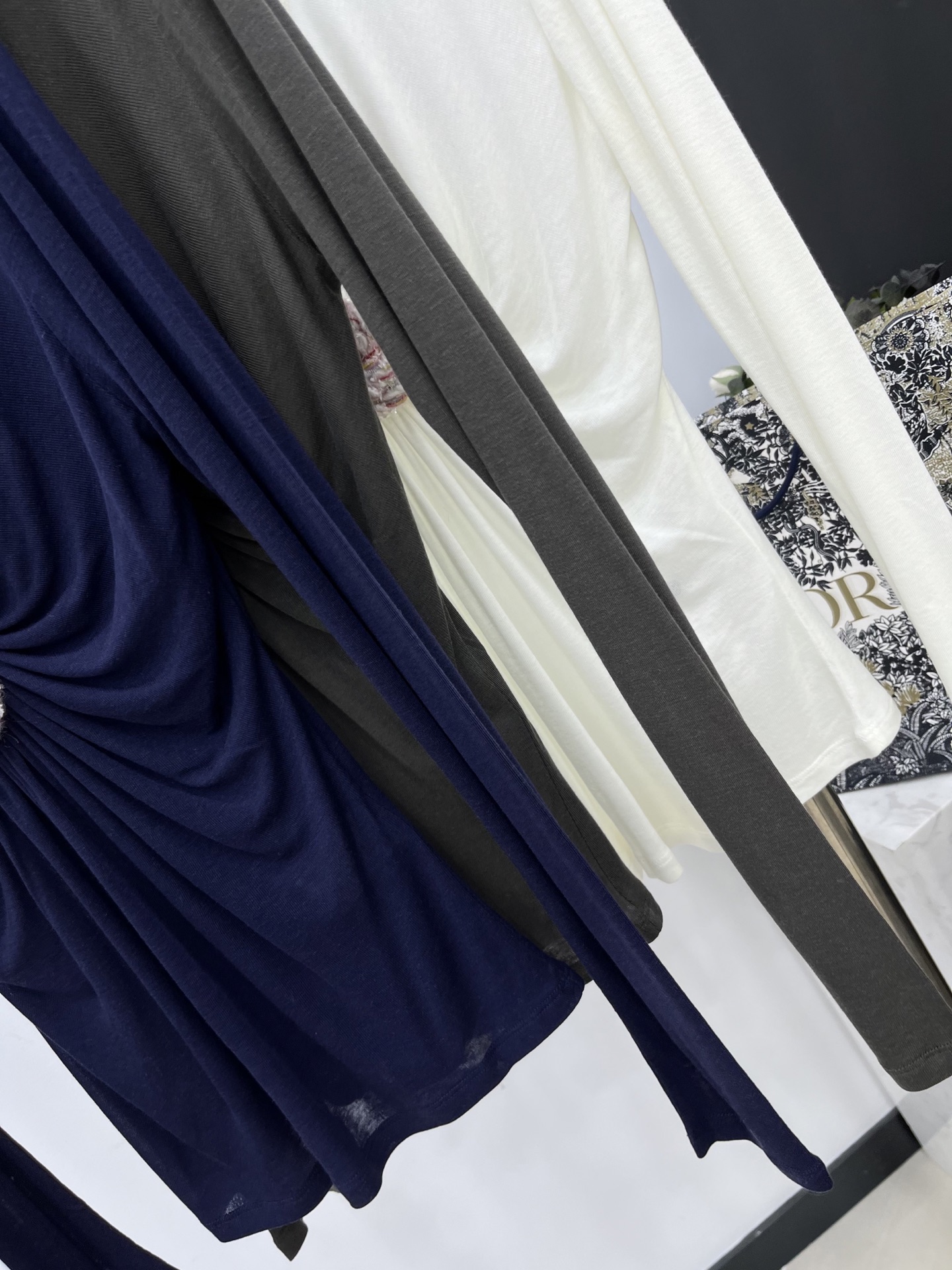 🛒𝐍𝐄𝐖 · 𝟐𝟎𝟐5/爆款现货原单品质 Chane*｜2025中古系列重工花朵扣装饰百搭打底衫韩国进口