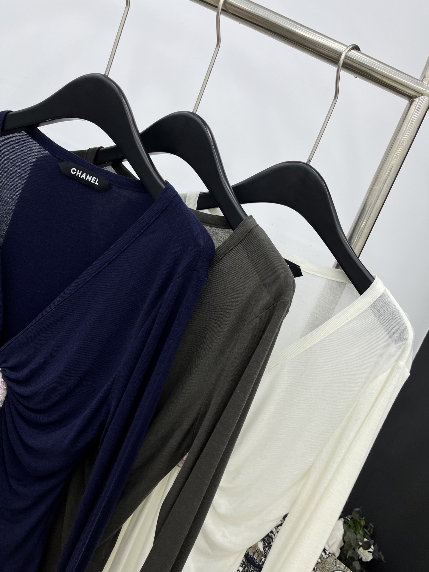 🛒𝐍𝐄𝐖 · 𝟐𝟎𝟐5/爆款现货原单品质 Chane*｜2025中古系列重工花朵扣装饰百搭打底衫韩国进口