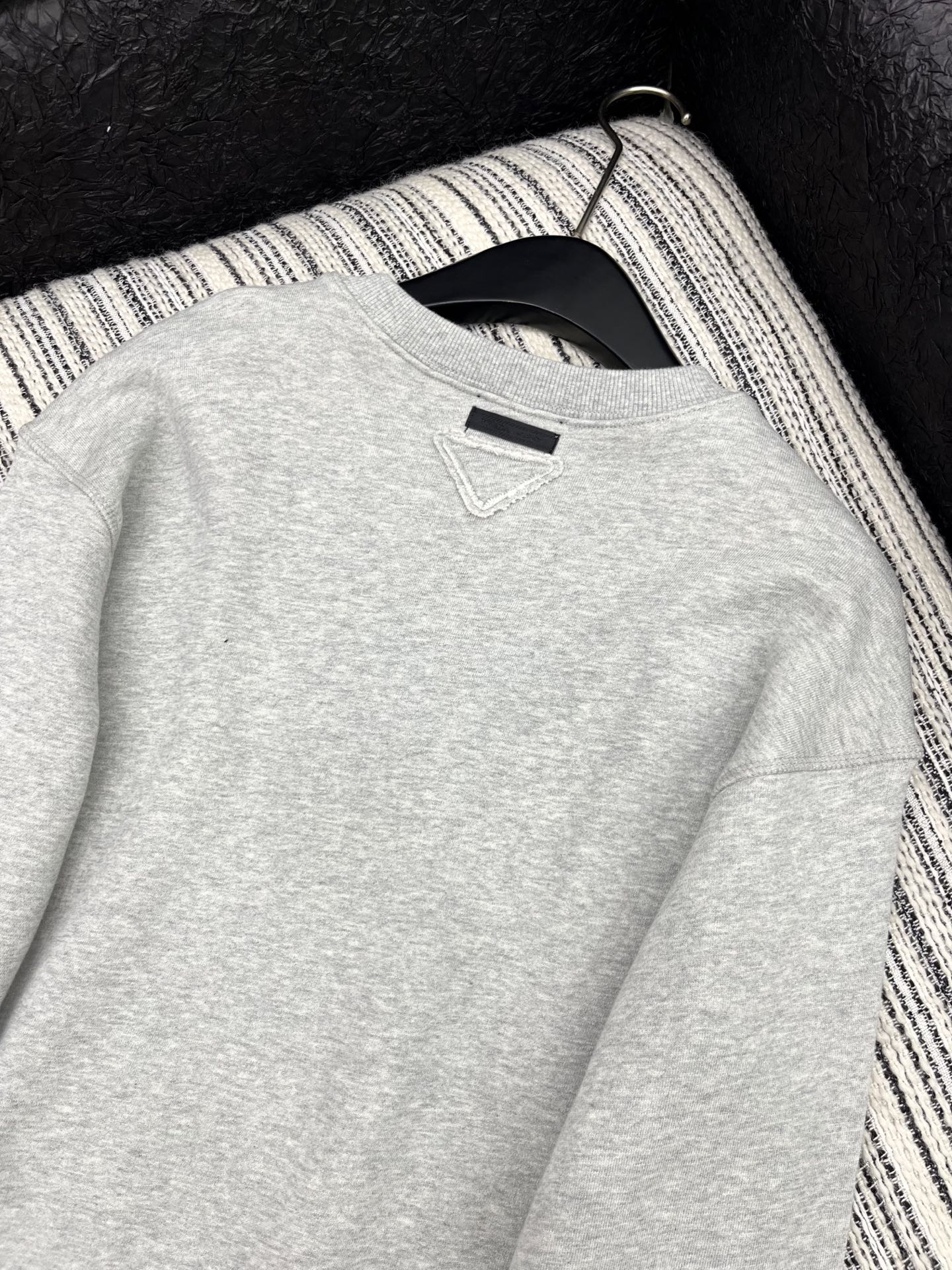 🛒𝐍𝐄𝐖 · 𝟐𝟎𝟐5/爆款现货【原版定制】Prad*｜25早秋经典撞色印花圆领卫衣干净利落的裁剪，落肩