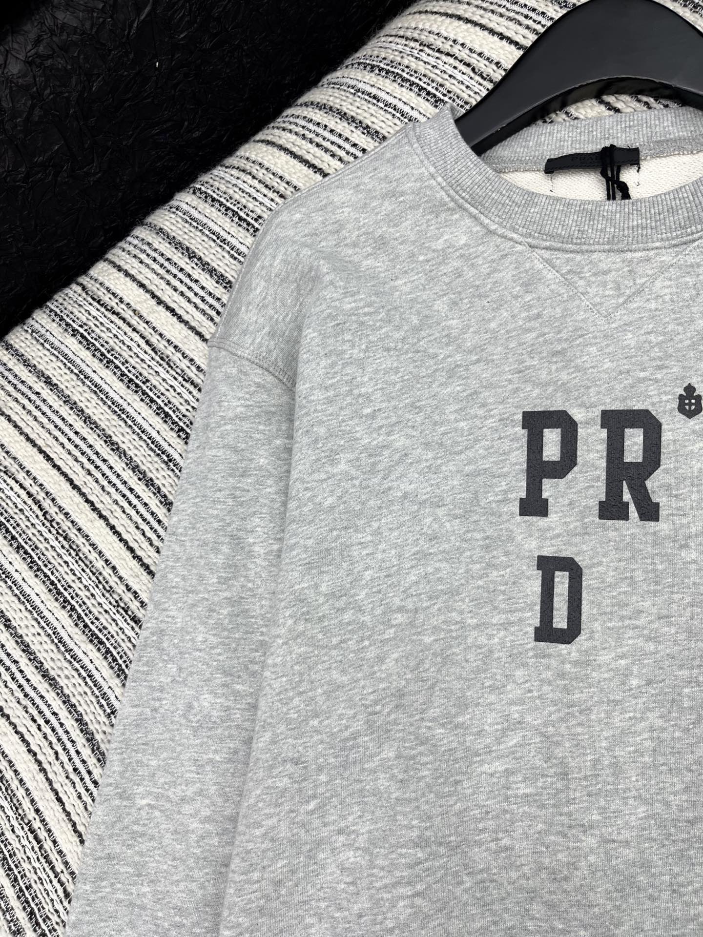 🛒𝐍𝐄𝐖 · 𝟐𝟎𝟐5/爆款现货【原版定制】Prad*｜25早秋经典撞色印花圆领卫衣干净利落的裁剪，落肩