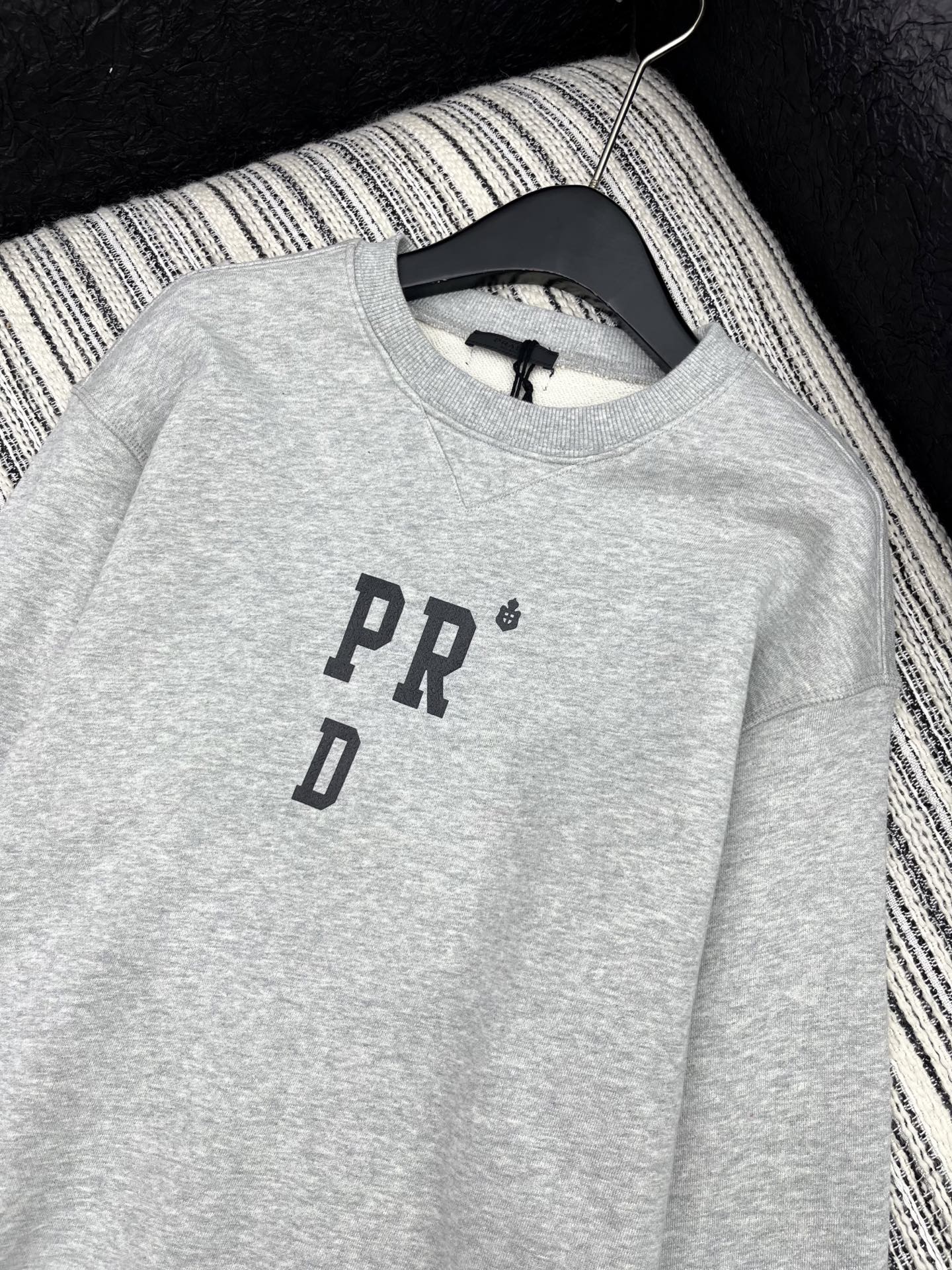 🛒𝐍𝐄𝐖 · 𝟐𝟎𝟐5/爆款现货【原版定制】Prad*｜25早秋经典撞色印花圆领卫衣干净利落的裁剪，落肩
