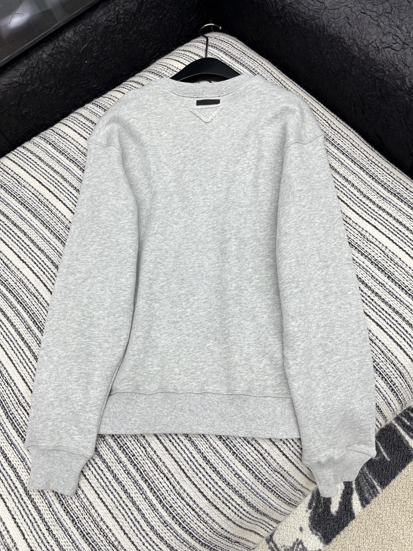 🛒𝐍𝐄𝐖 · 𝟐𝟎𝟐5/爆款现货【原版定制】Prad*｜25早秋经典撞色印花圆领卫衣干净利落的裁剪，落肩