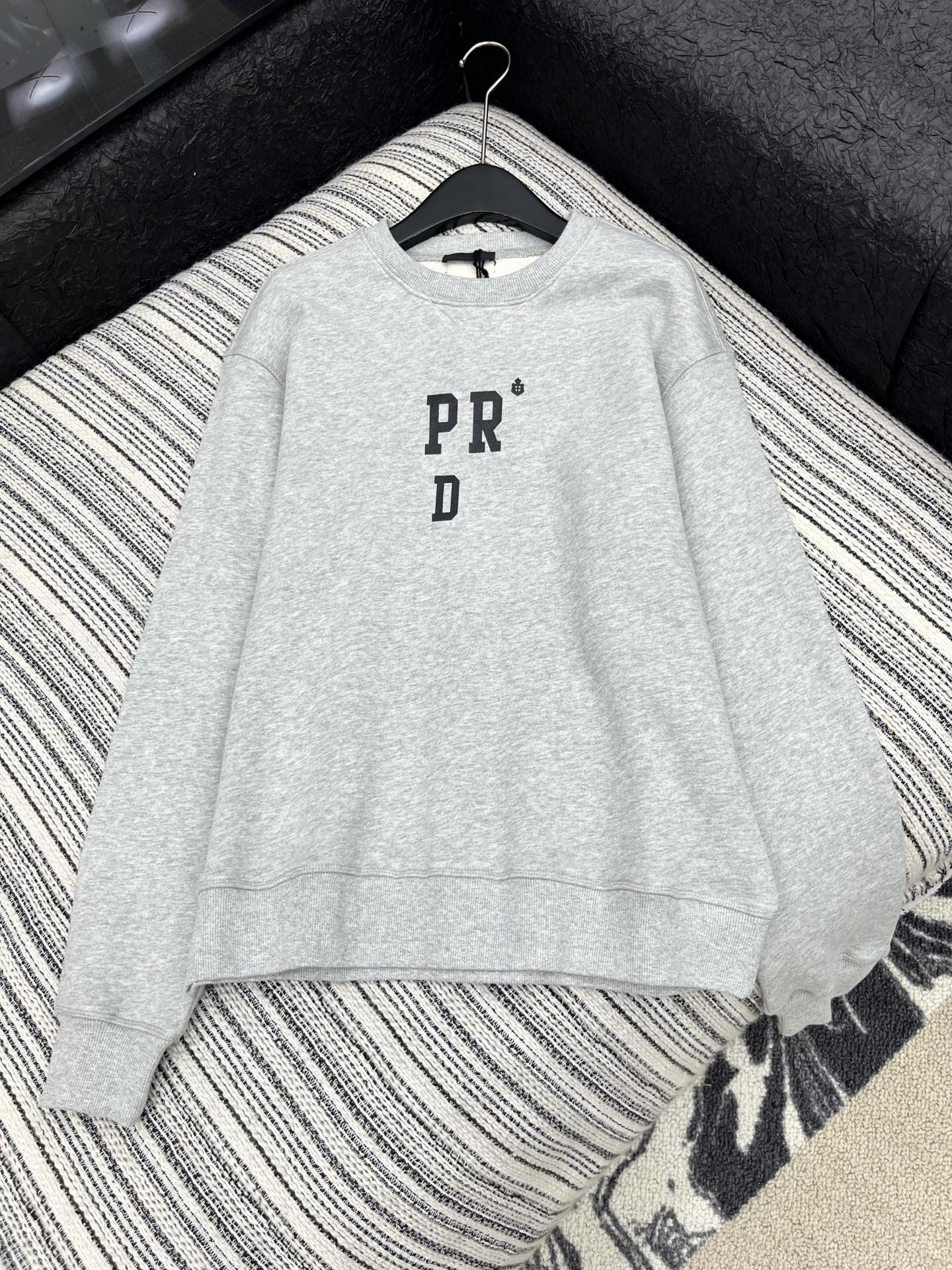 🛒𝐍𝐄𝐖 · 𝟐𝟎𝟐5/爆款现货【原版定制】Prad*｜25早秋经典撞色印花圆领卫衣干净利落的裁剪，落肩