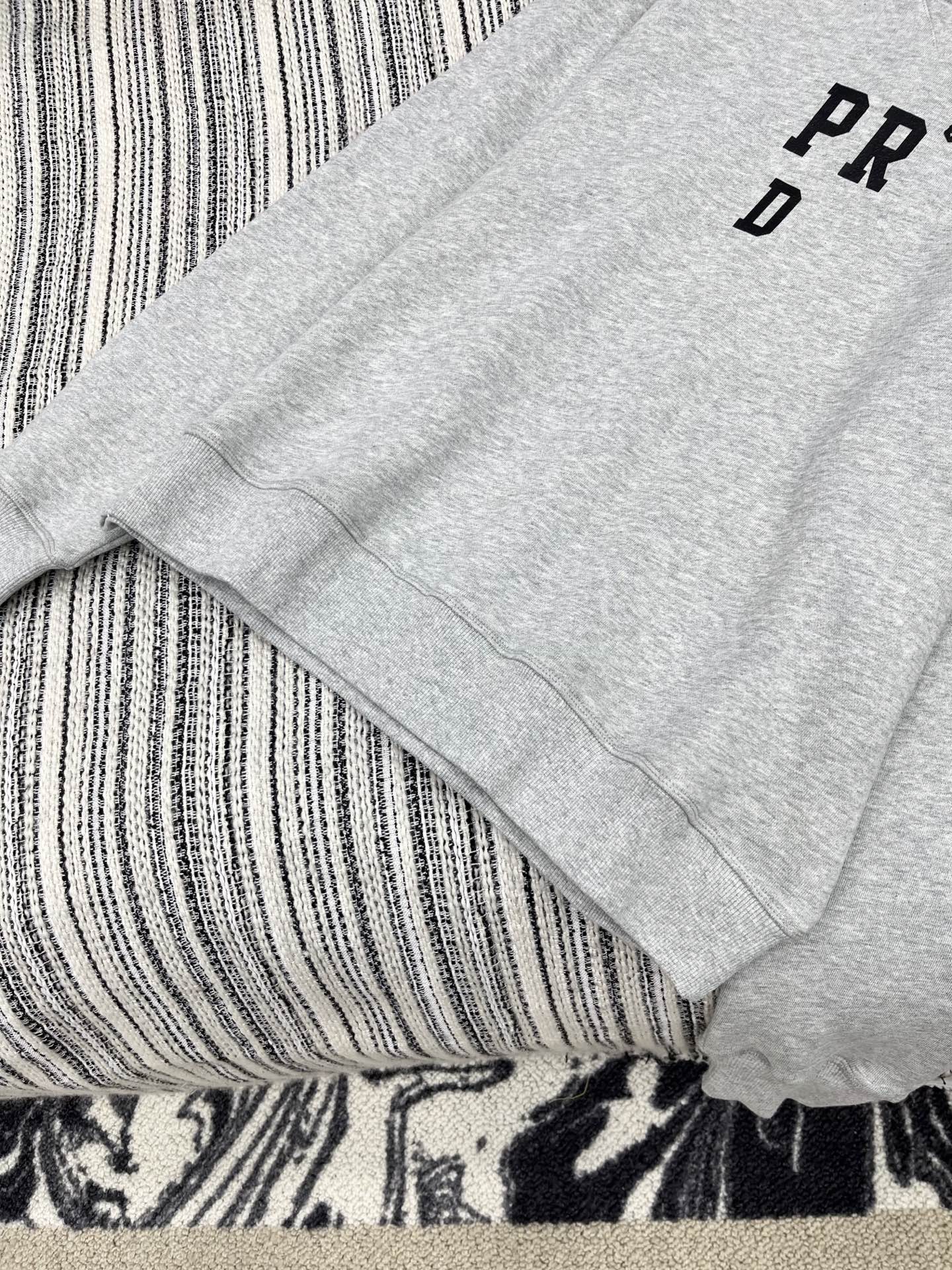 🛒𝐍𝐄𝐖 · 𝟐𝟎𝟐5/爆款现货【原版定制】Prad*｜25早秋经典撞色印花圆领卫衣干净利落的裁剪，落肩