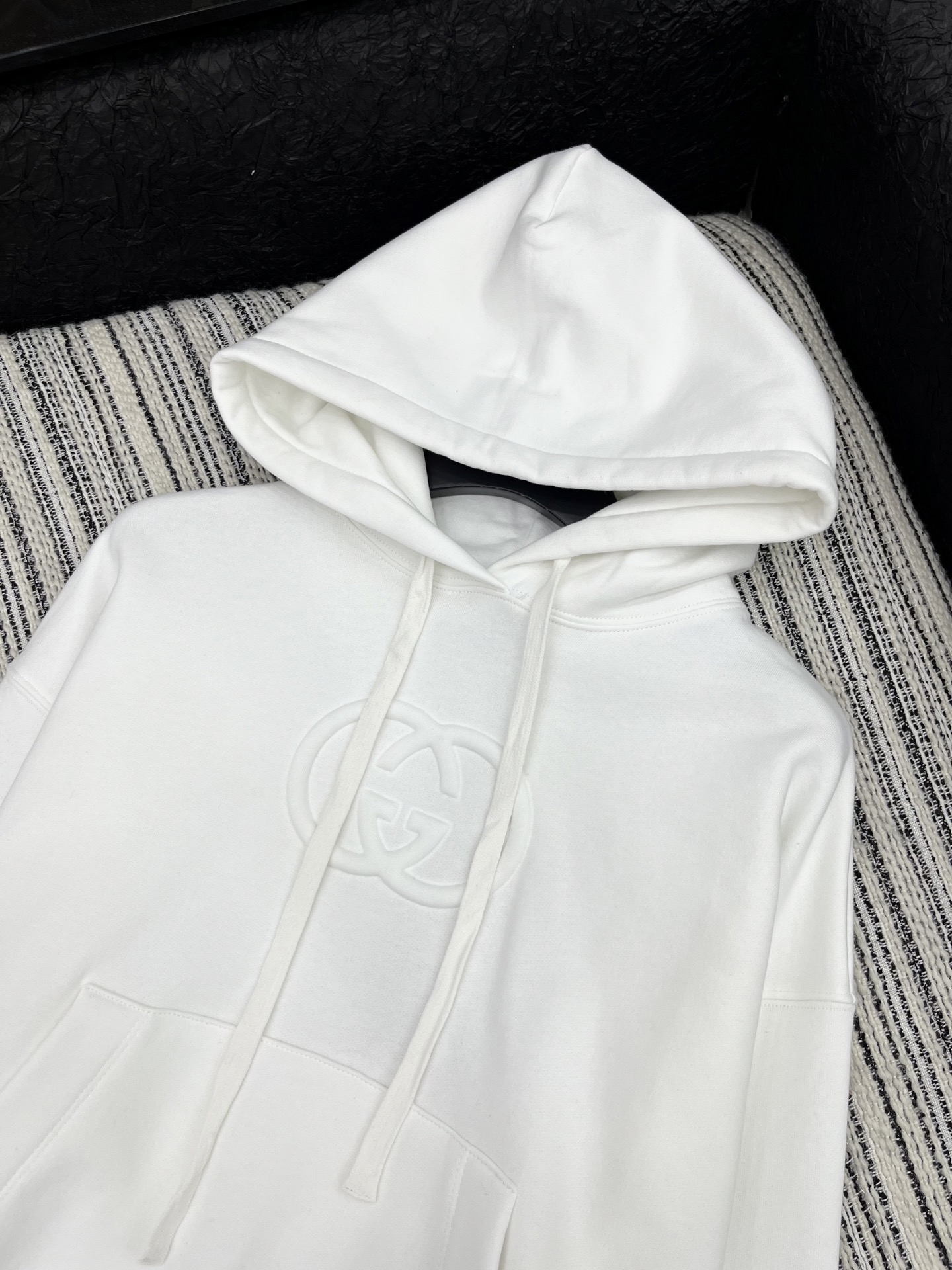 🛒𝐍𝐄𝐖 · 𝟐𝟎𝟐5/爆款现货【原版定制】Gucc*｜25早秋经典压花带帽卫衣干净利落的裁剪，落肩宽松