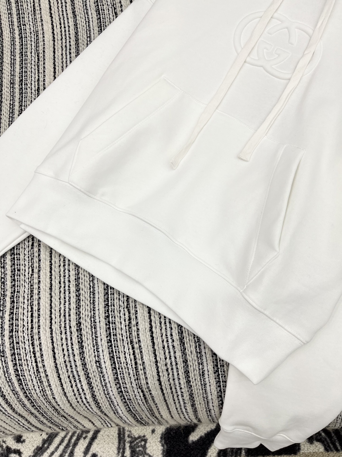 🛒𝐍𝐄𝐖 · 𝟐𝟎𝟐5/爆款现货【原版定制】Gucc*｜25早秋经典压花带帽卫衣干净利落的裁剪，落肩宽松