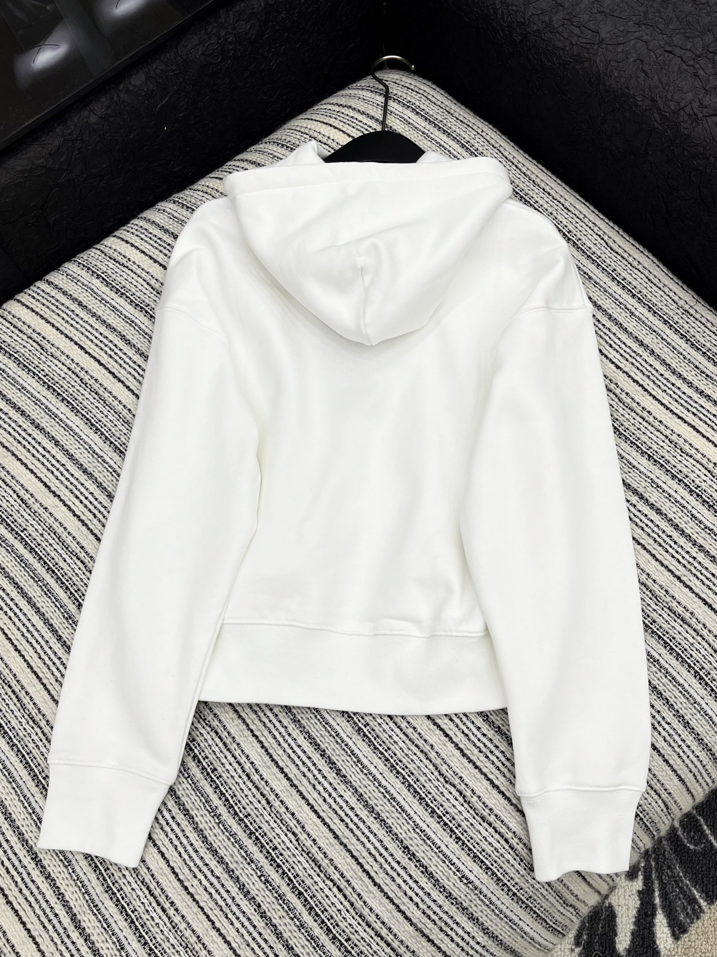 🛒𝐍𝐄𝐖 · 𝟐𝟎𝟐5/爆款现货【原版定制】Gucc*｜25早秋经典压花带帽卫衣干净利落的裁剪，落肩宽松