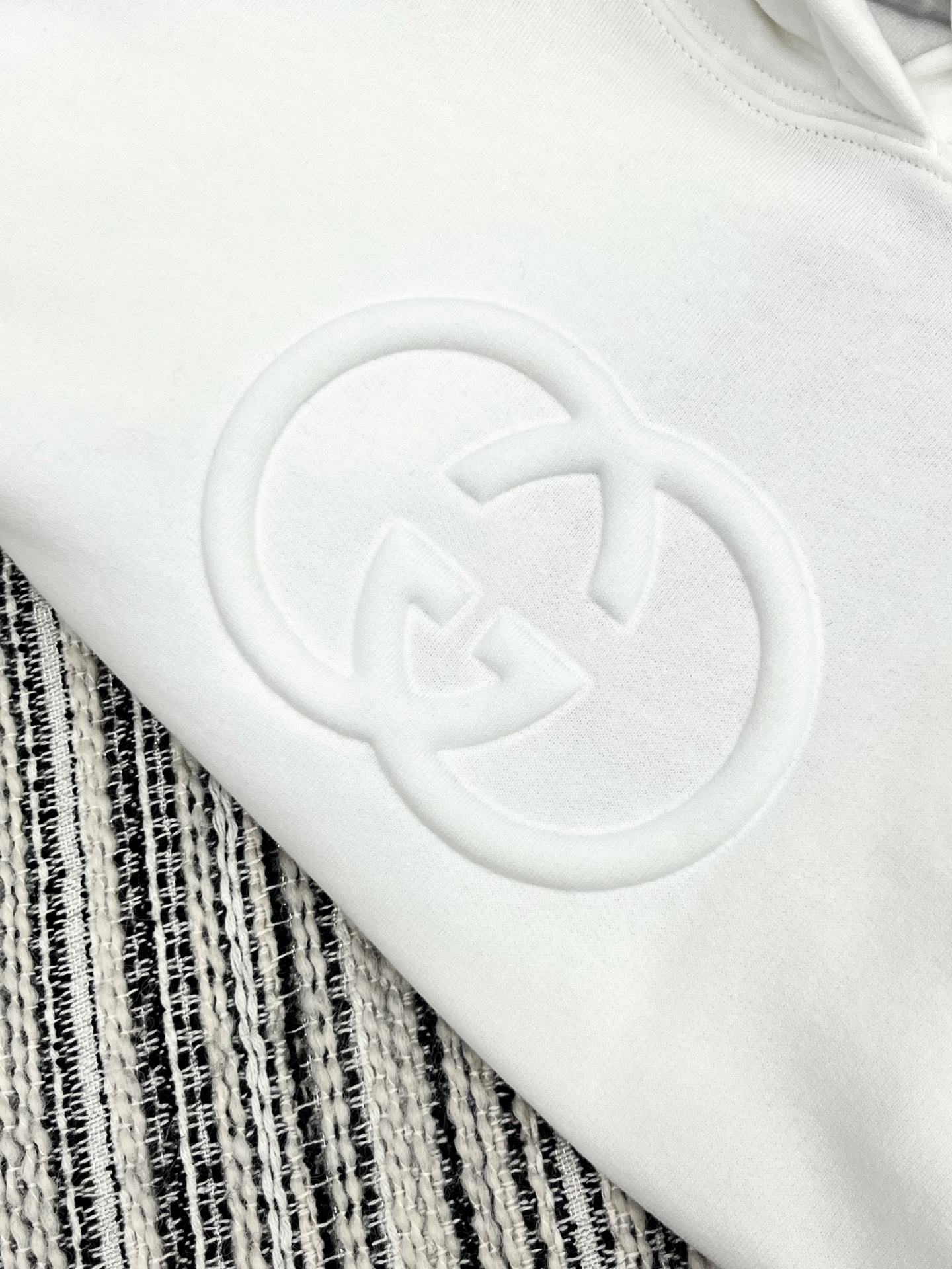 🛒𝐍𝐄𝐖 · 𝟐𝟎𝟐5/爆款现货【原版定制】Gucc*｜25早秋经典压花带帽卫衣干净利落的裁剪，落肩宽松