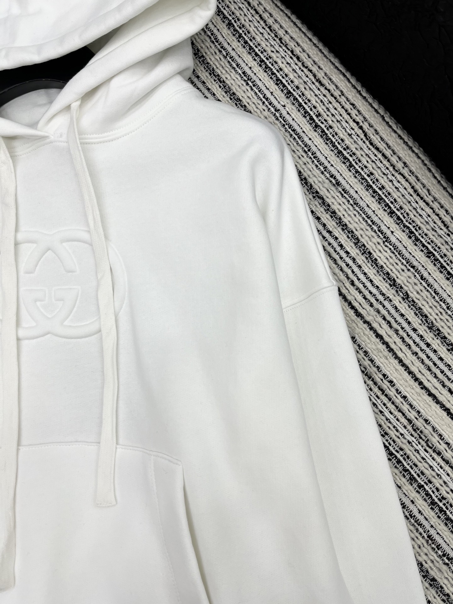 🛒𝐍𝐄𝐖 · 𝟐𝟎𝟐5/爆款现货【原版定制】Gucc*｜25早秋经典压花带帽卫衣干净利落的裁剪，落肩宽松