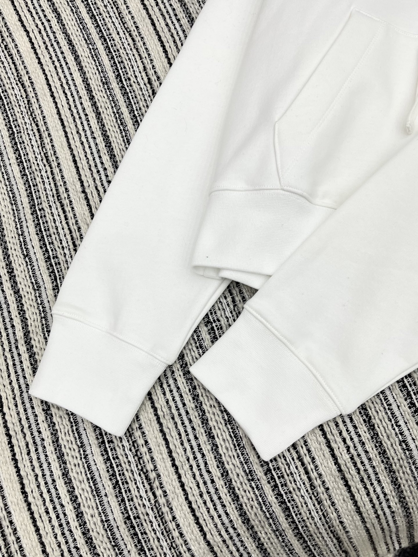 🛒𝐍𝐄𝐖 · 𝟐𝟎𝟐5/爆款现货【原版定制】Gucc*｜25早秋经典压花带帽卫衣干净利落的裁剪，落肩宽松