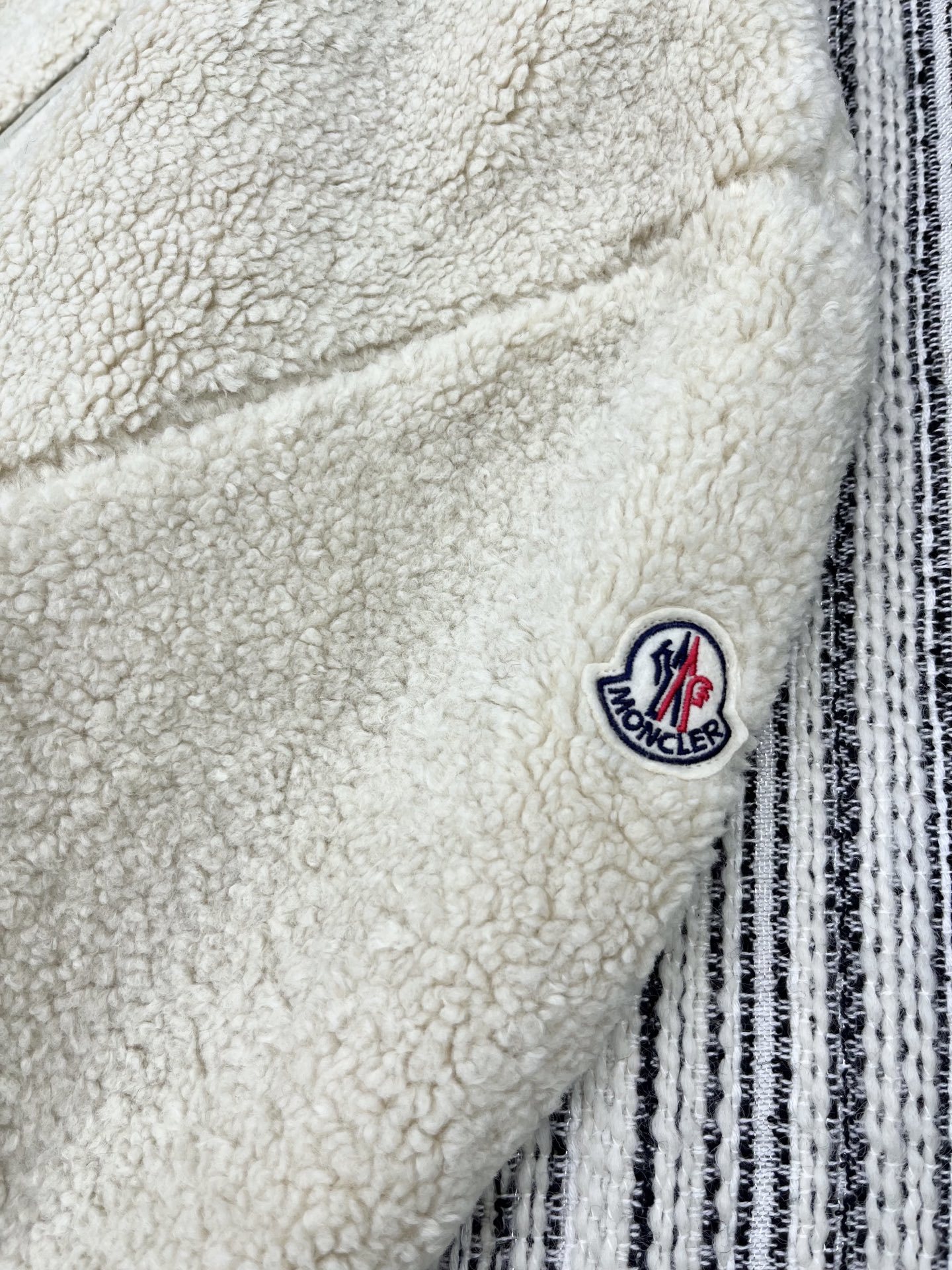 🛒𝐍𝐄𝐖 · 𝟐𝟎𝟐5/爆款现货原单品质 Mon*|25秋冬羊羔毛双面穿羽绒服外套极简主义设计高级又时髦