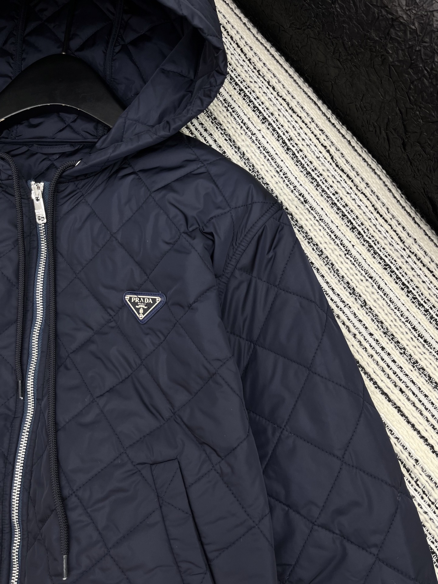 🛒𝐍𝐄𝐖 · 𝟐𝟎𝟐5/爆款现货原单品质 Prad*｜25秋冬新品带帽拉链夹棉夹克外套经典菱格压线，定制