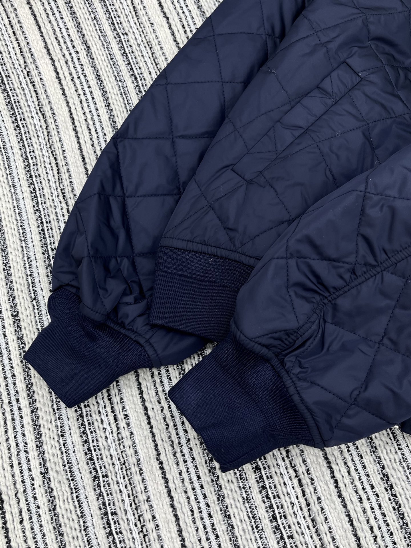 🛒𝐍𝐄𝐖 · 𝟐𝟎𝟐5/爆款现货原单品质 Prad*｜25秋冬新品带帽拉链夹棉夹克外套经典菱格压线，定制