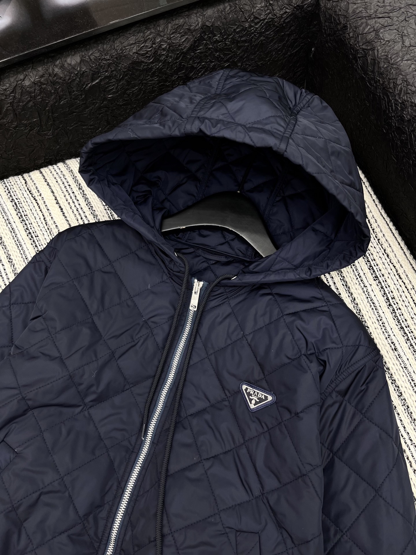 🛒𝐍𝐄𝐖 · 𝟐𝟎𝟐5/爆款现货原单品质 Prad*｜25秋冬新品带帽拉链夹棉夹克外套经典菱格压线，定制