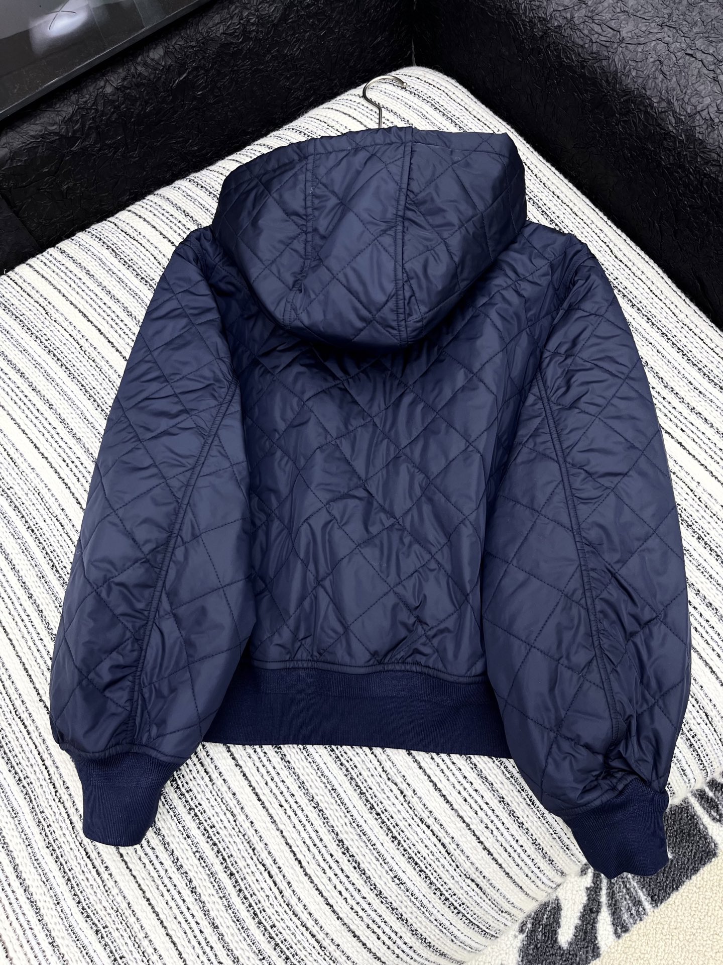 🛒𝐍𝐄𝐖 · 𝟐𝟎𝟐5/爆款现货原单品质 Prad*｜25秋冬新品带帽拉链夹棉夹克外套经典菱格压线，定制