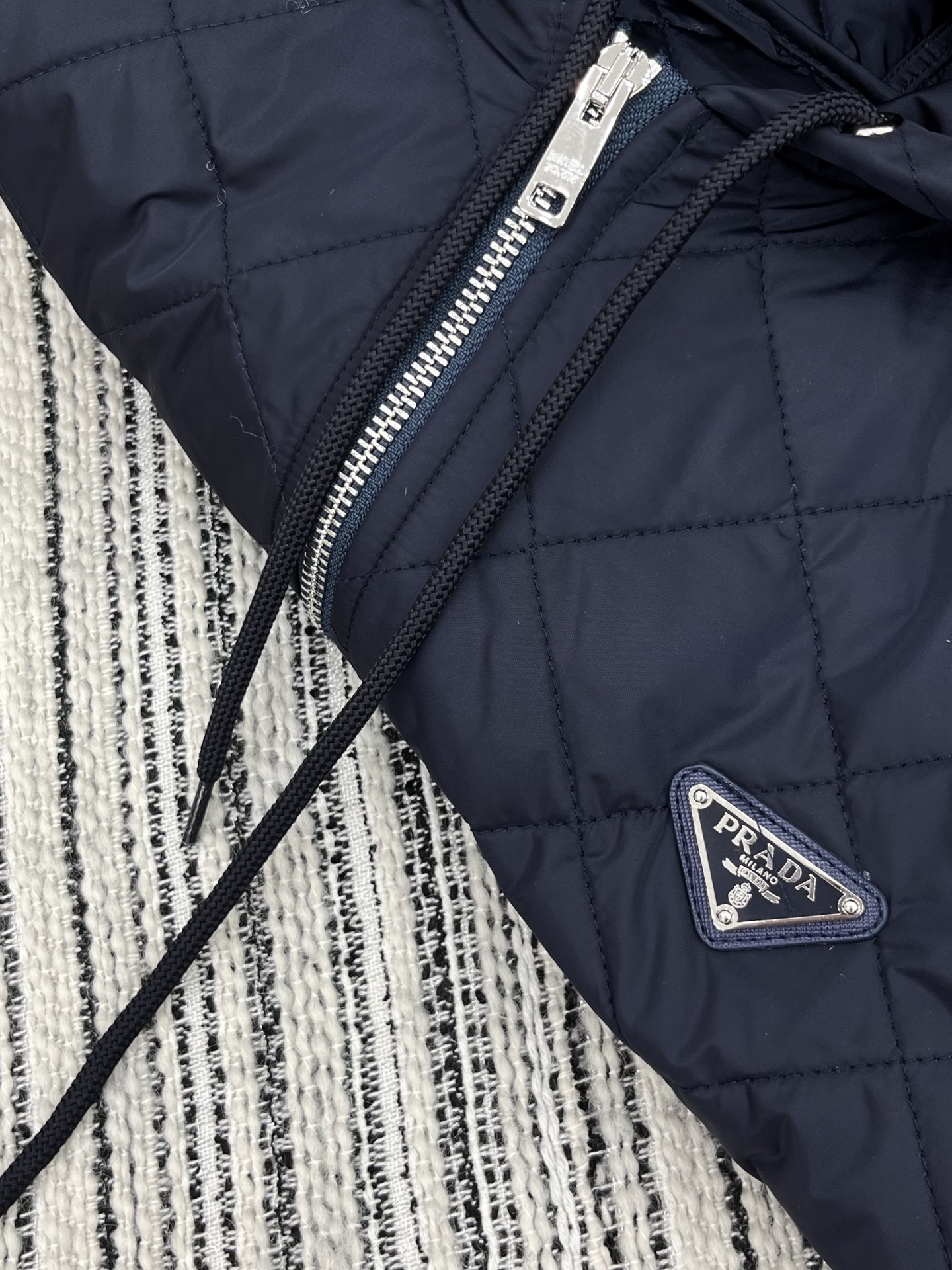 🛒𝐍𝐄𝐖 · 𝟐𝟎𝟐5/爆款现货原单品质 Prad*｜25秋冬新品带帽拉链夹棉夹克外套经典菱格压线，定制