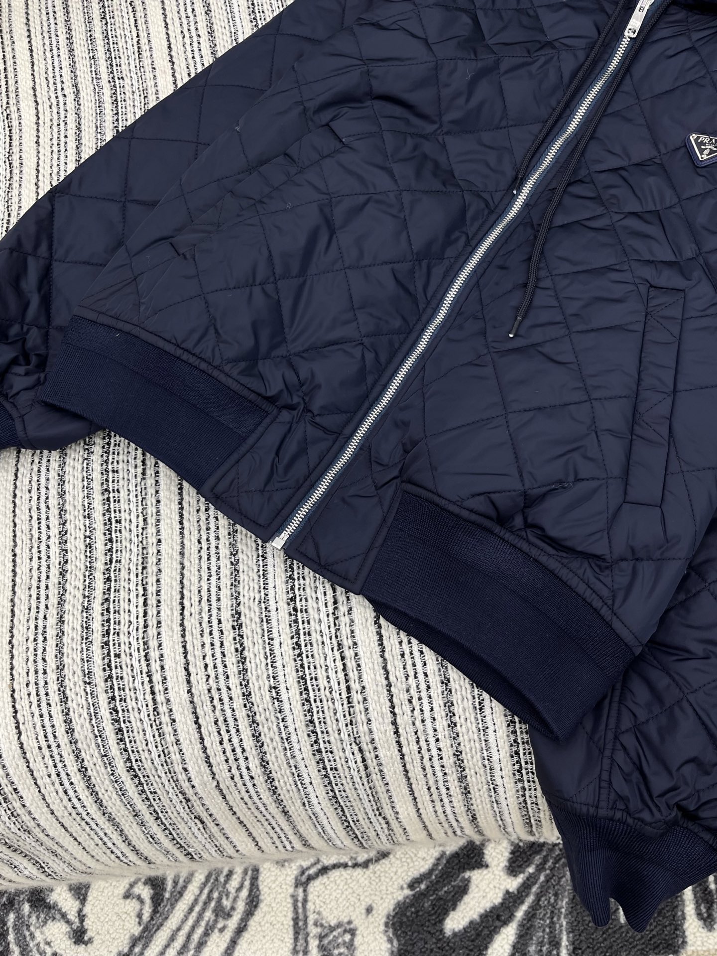 🛒𝐍𝐄𝐖 · 𝟐𝟎𝟐5/爆款现货原单品质 Prad*｜25秋冬新品带帽拉链夹棉夹克外套经典菱格压线，定制