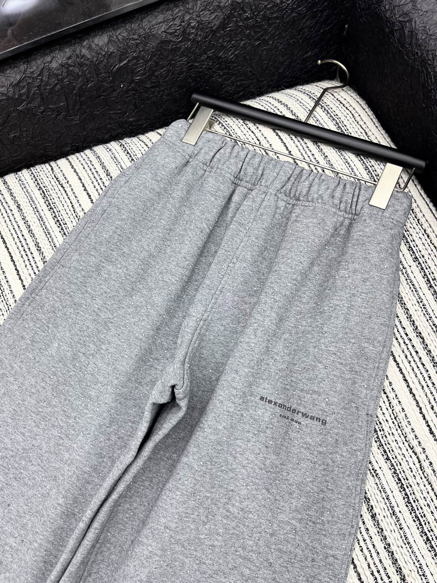 🛒𝐍𝐄𝐖 · 𝟐𝟎𝟐5/爆款现货【原版定制】Alex*｜25秋冬新品高端定制棉质烫钻松紧腰加绒卫裤重工设