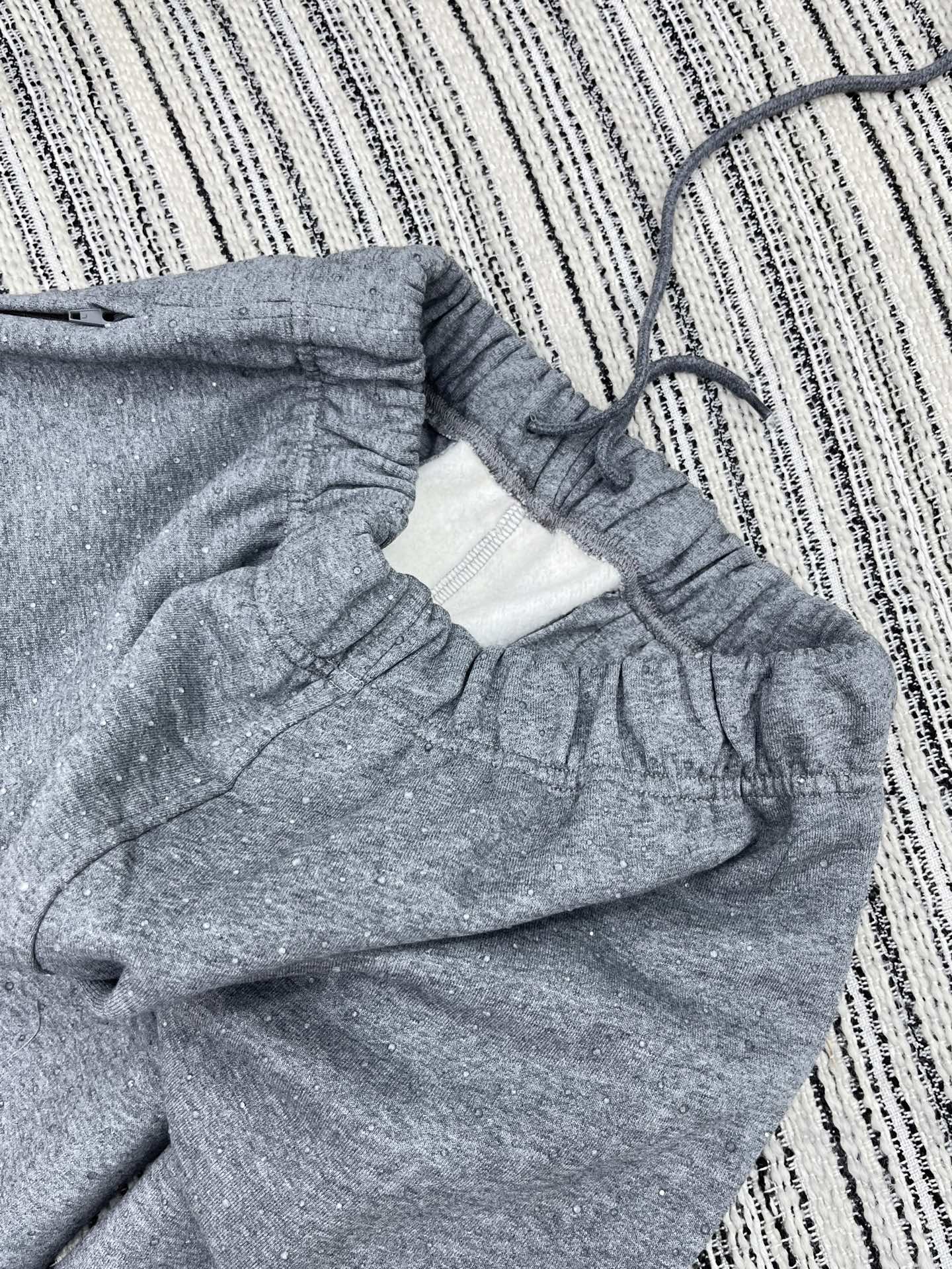 🛒𝐍𝐄𝐖 · 𝟐𝟎𝟐5/爆款现货【原版定制】Alex*｜25秋冬新品高端定制棉质烫钻松紧腰加绒卫裤重工设