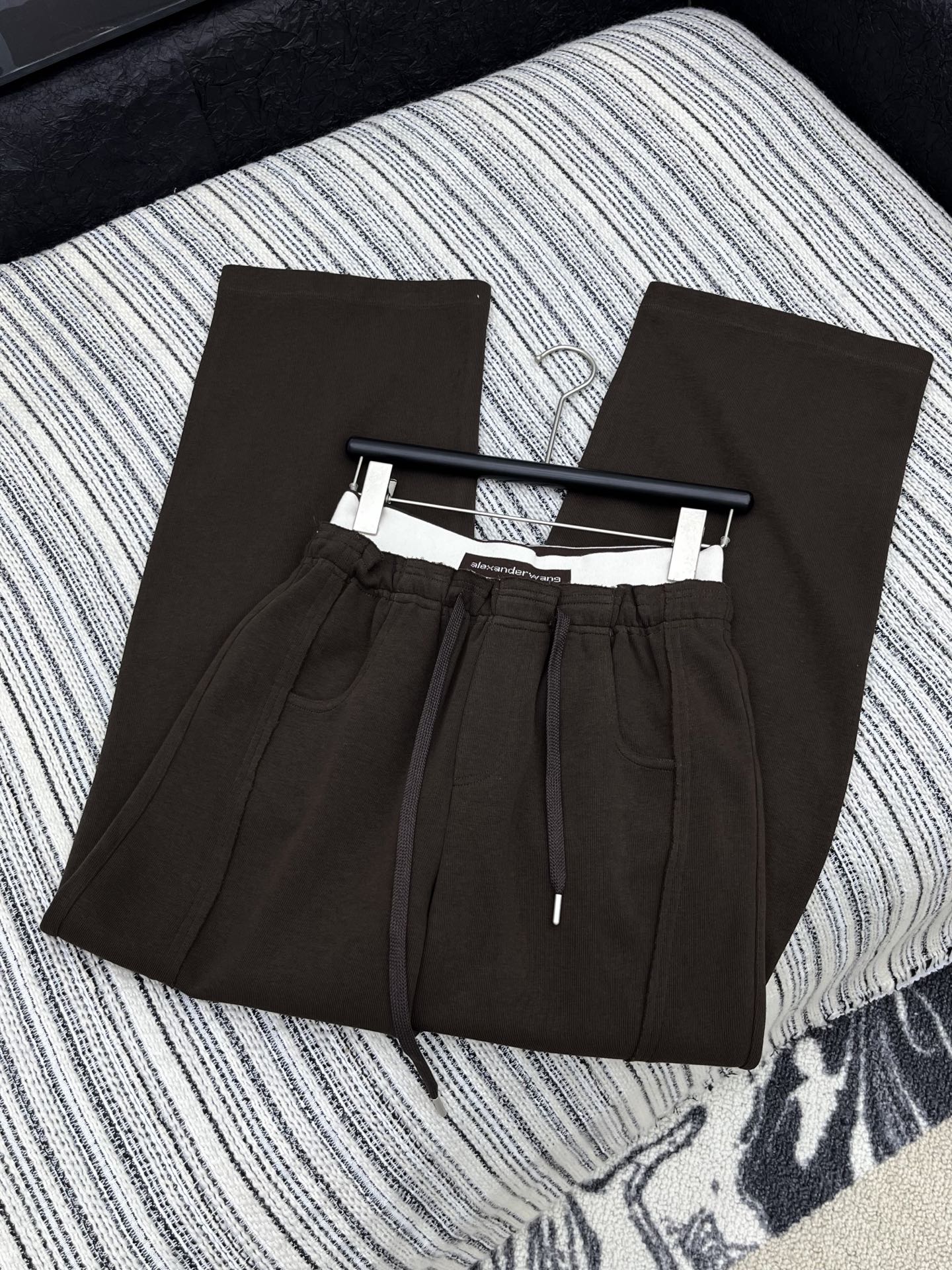 🛒𝐍𝐄𝐖 · 𝟐𝟎𝟐5/爆款现货原单品质 Alex*｜25早秋新款休闲裤重工抽绳松紧腰拼接 高订面料亲肤