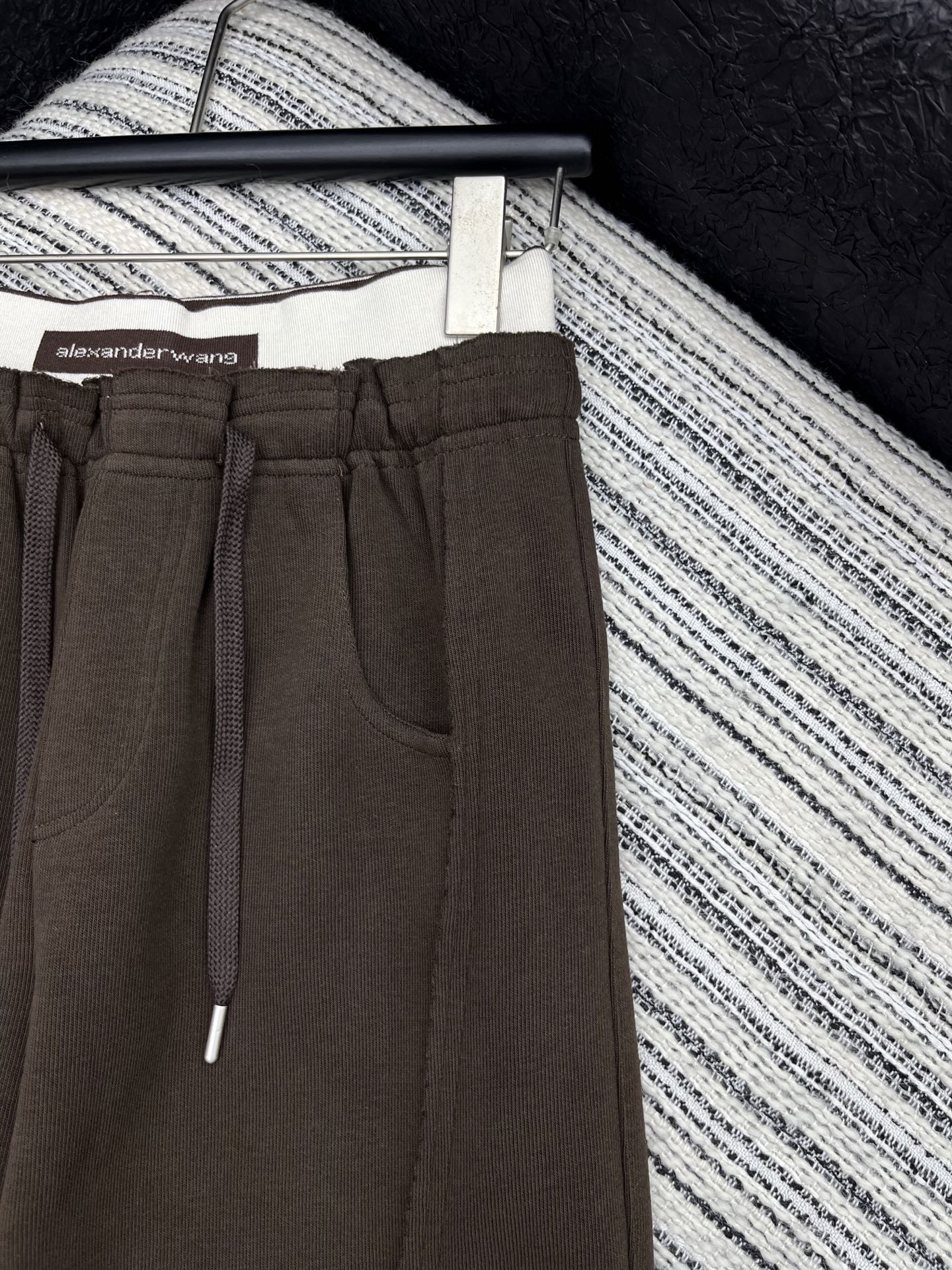 🛒𝐍𝐄𝐖 · 𝟐𝟎𝟐5/爆款现货原单品质 Alex*｜25早秋新款休闲裤重工抽绳松紧腰拼接 高订面料亲肤