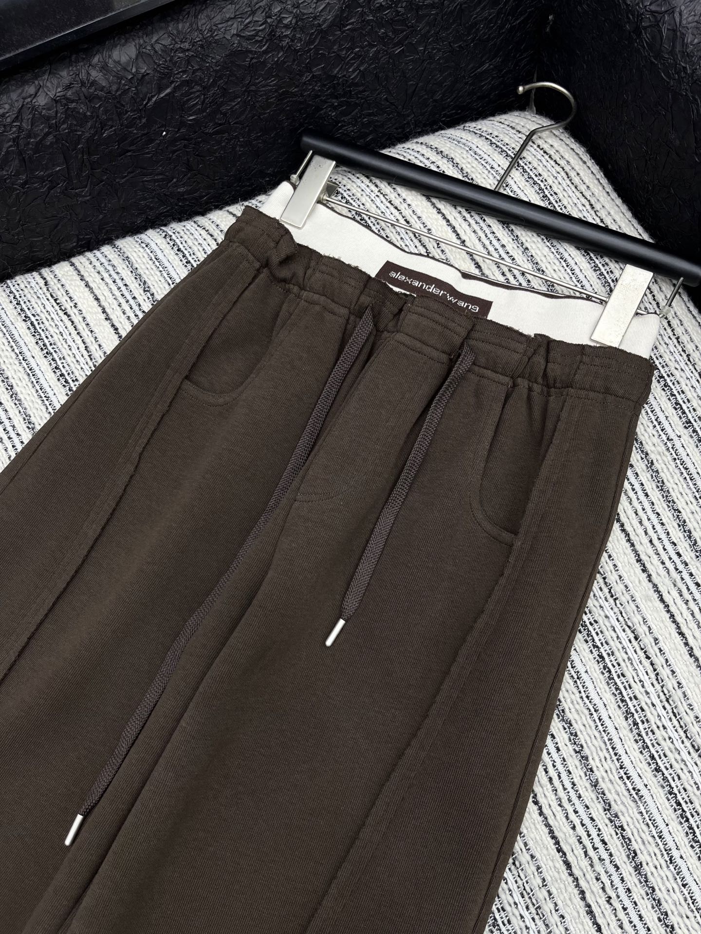 🛒𝐍𝐄𝐖 · 𝟐𝟎𝟐5/爆款现货原单品质 Alex*｜25早秋新款休闲裤重工抽绳松紧腰拼接 高订面料亲肤