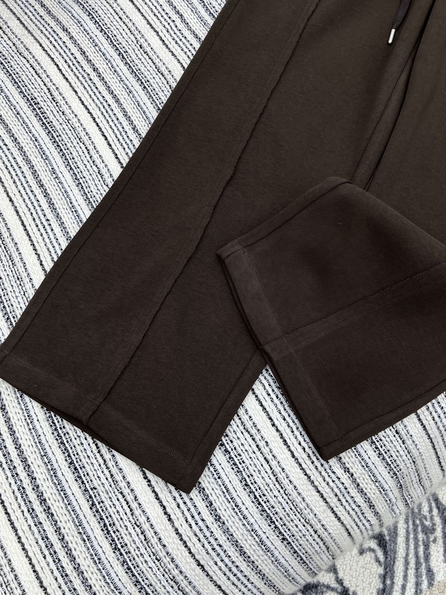 🛒𝐍𝐄𝐖 · 𝟐𝟎𝟐5/爆款现货原单品质 Alex*｜25早秋新款休闲裤重工抽绳松紧腰拼接 高订面料亲肤