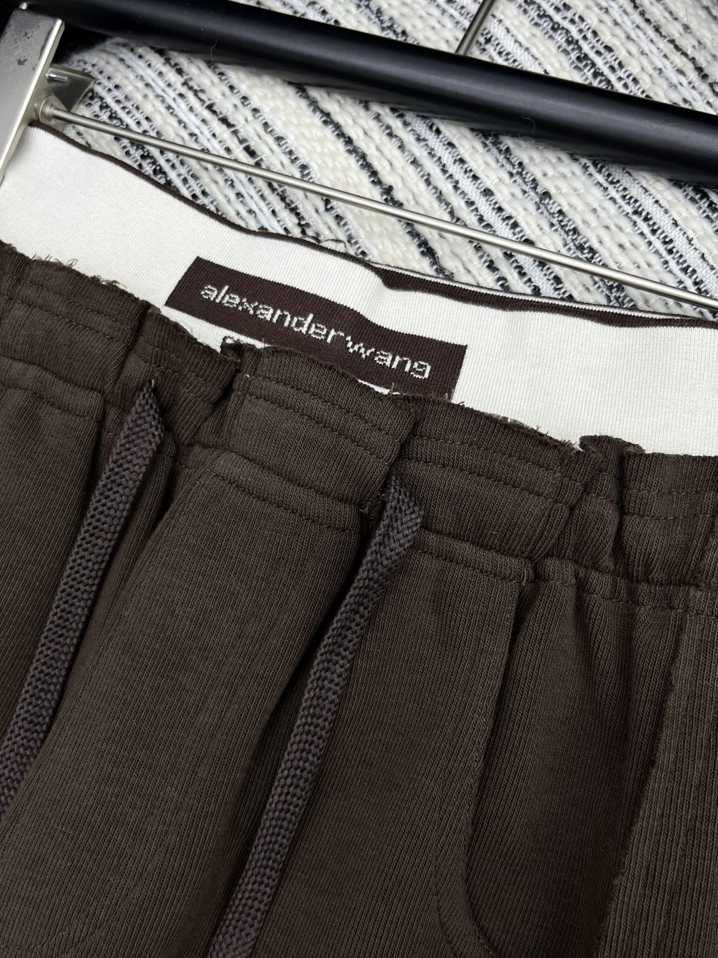 🛒𝐍𝐄𝐖 · 𝟐𝟎𝟐5/爆款现货原单品质 Alex*｜25早秋新款休闲裤重工抽绳松紧腰拼接 高订面料亲肤