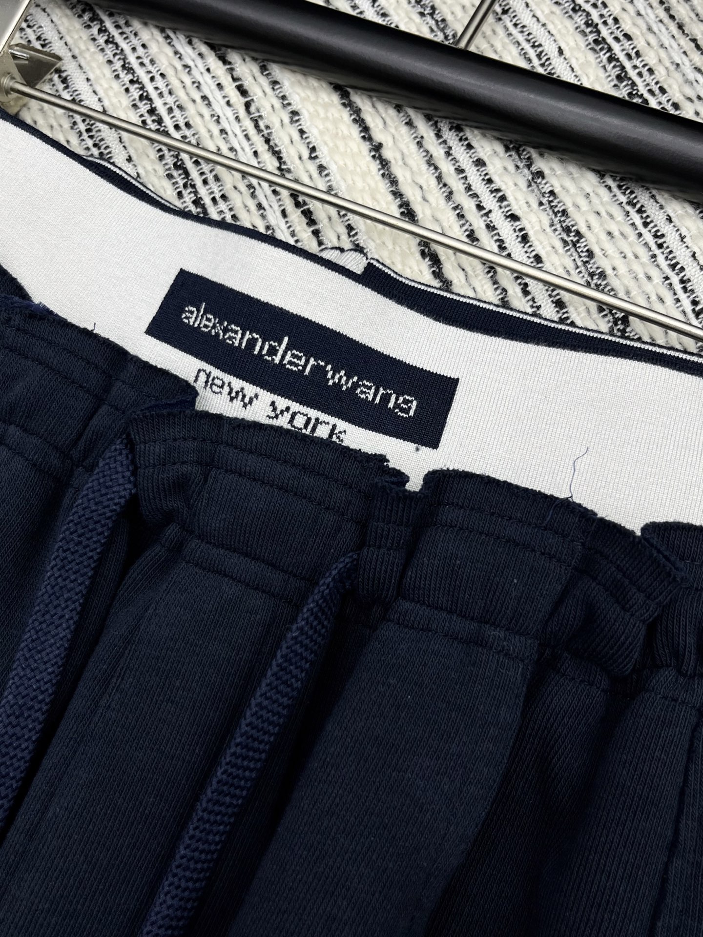 🛒𝐍𝐄𝐖 · 𝟐𝟎𝟐5/爆款现货原单品质 Alex*｜25早秋新款休闲裤重工抽绳松紧腰拼接 高订面料亲肤