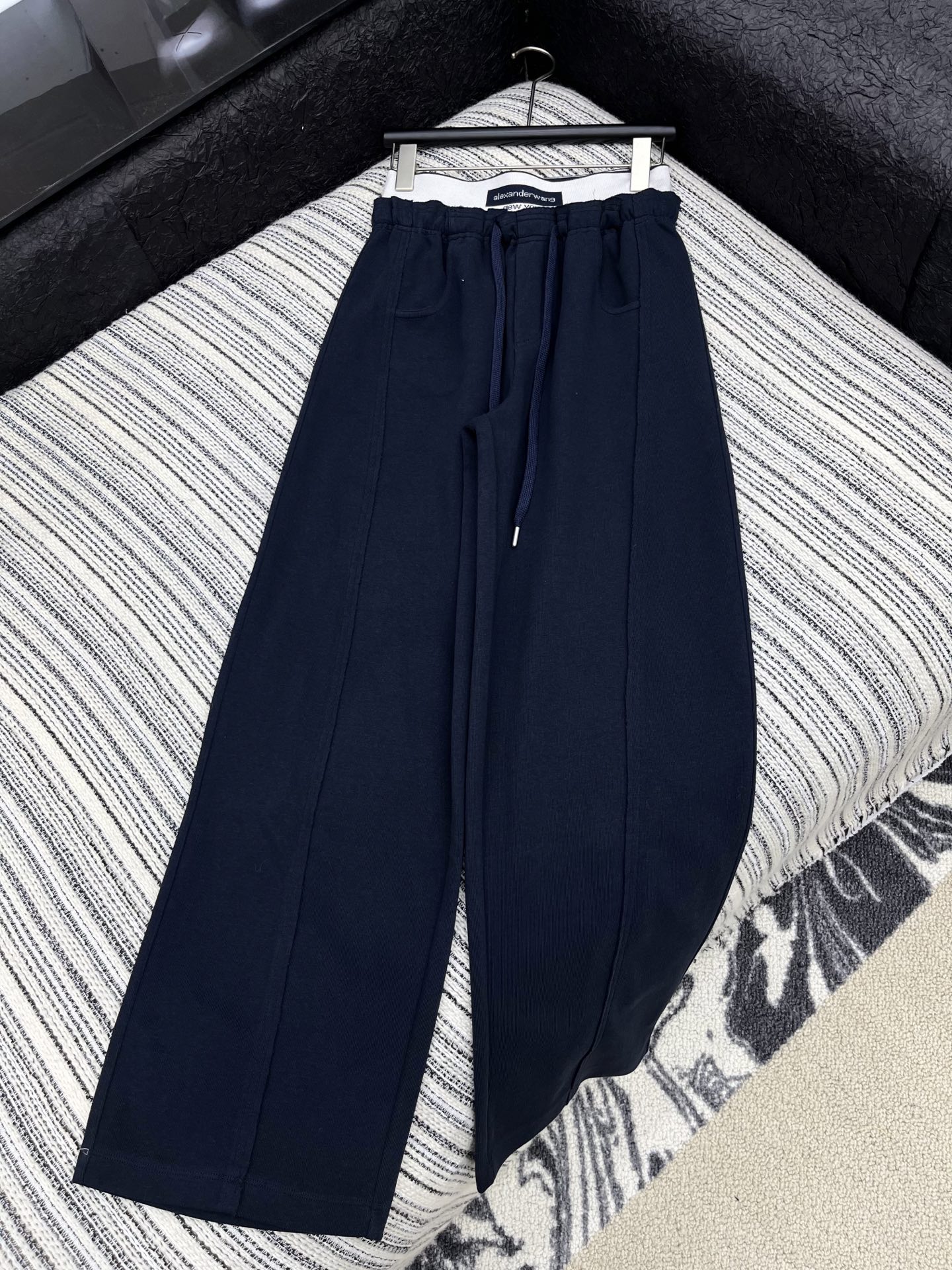 🛒𝐍𝐄𝐖 · 𝟐𝟎𝟐5/爆款现货原单品质 Alex*｜25早秋新款休闲裤重工抽绳松紧腰拼接 高订面料亲肤