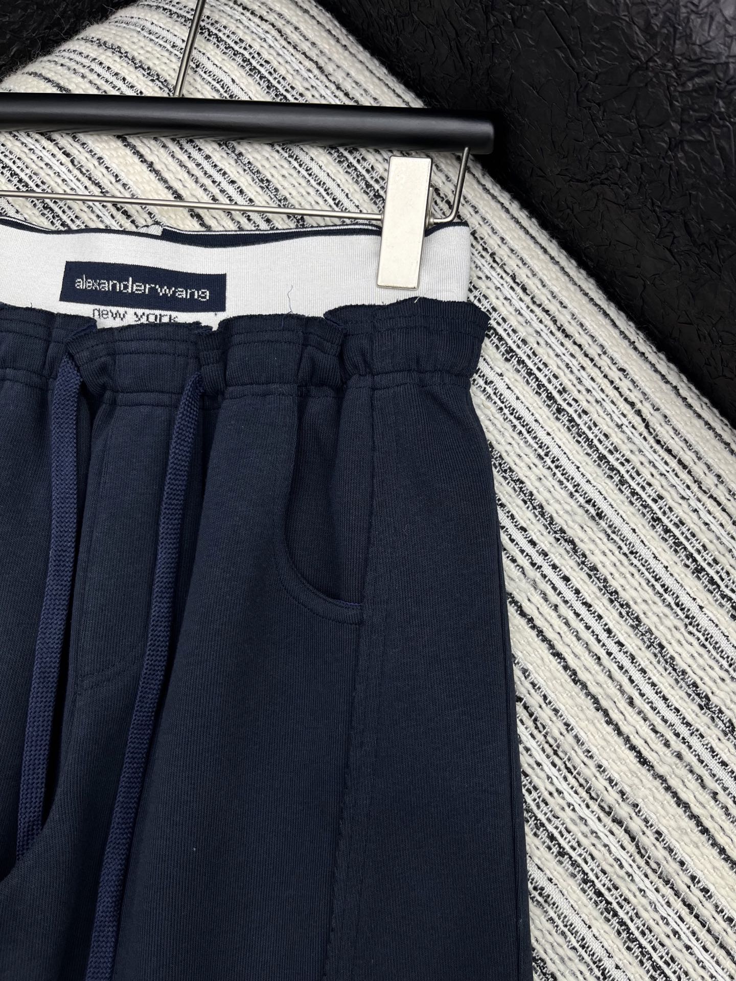 🛒𝐍𝐄𝐖 · 𝟐𝟎𝟐5/爆款现货原单品质 Alex*｜25早秋新款休闲裤重工抽绳松紧腰拼接 高订面料亲肤