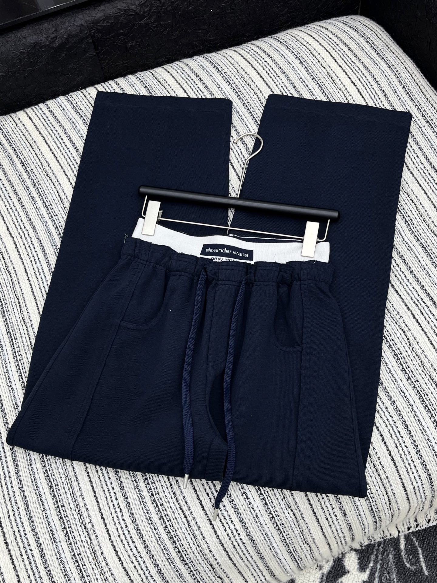 🛒𝐍𝐄𝐖 · 𝟐𝟎𝟐5/爆款现货原单品质 Alex*｜25早秋新款休闲裤重工抽绳松紧腰拼接 高订面料亲肤